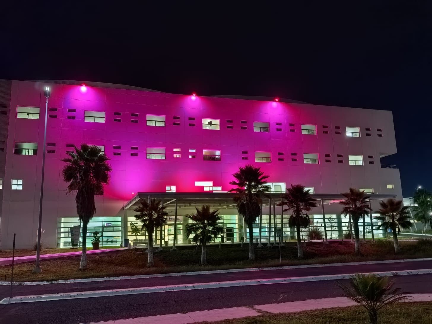 Iluminan de rosa el Hospital General de SJR por el mes de sensibilización sobre el cáncer de mama