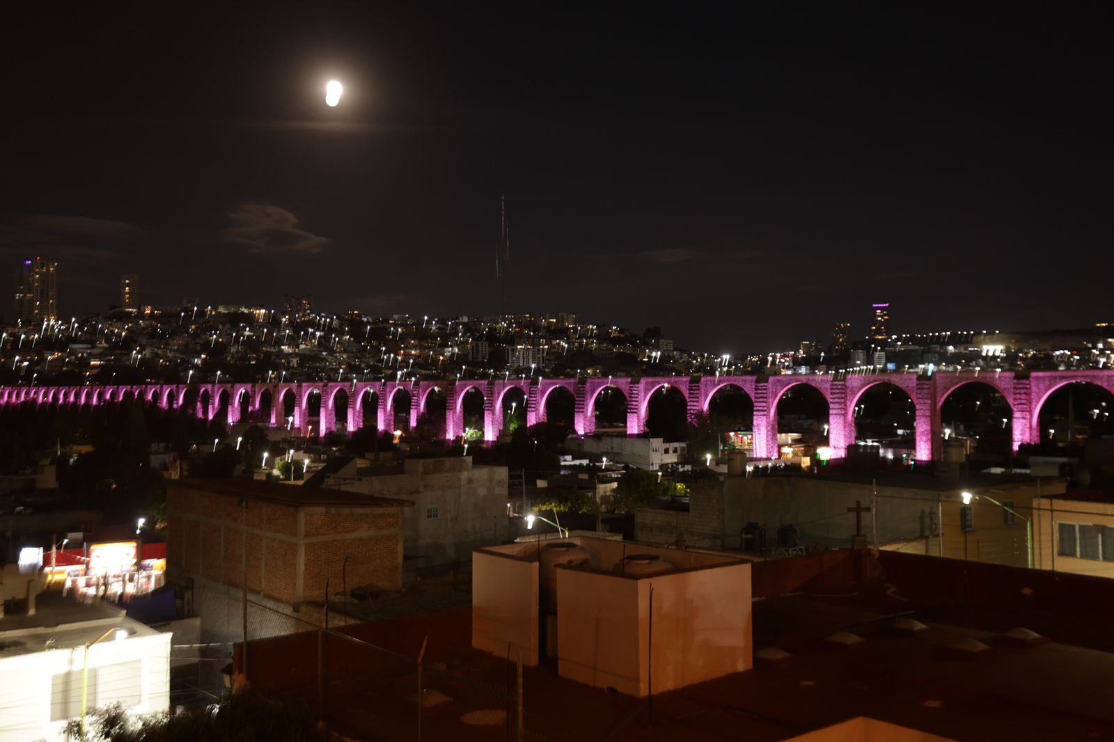 Iluminan de rosa Los Arcos en el Día Internacional de la Lucha contra el Cáncer de Mama