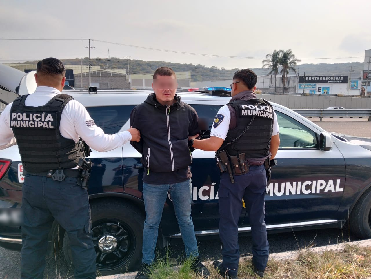 Agarran policías capitalinos a sujeto que traía sustancias ilícitas en Nuevo Juriquilla