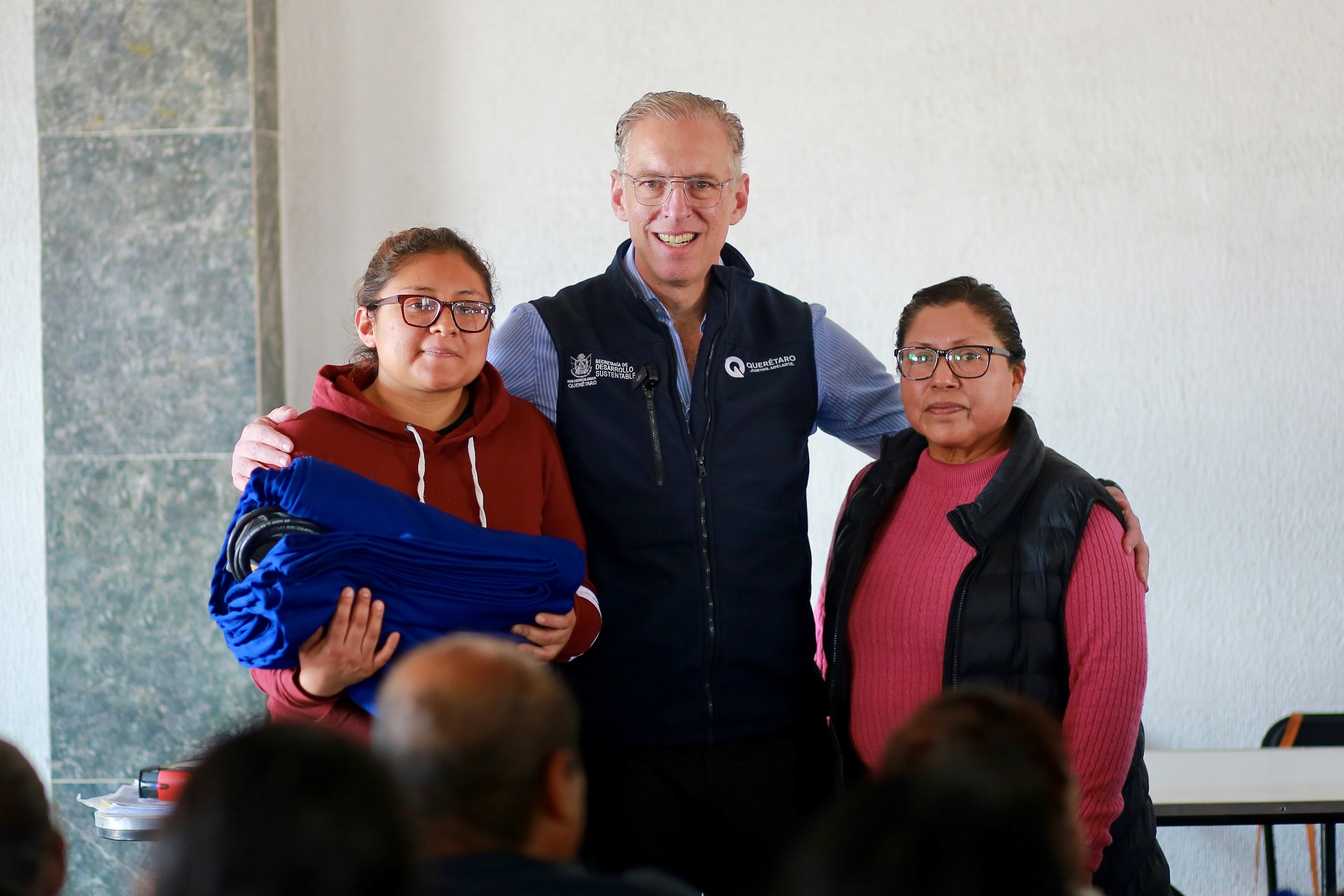 Entrega Marco Del Prete, titular de la Sedesu, apoyos a tianguistas