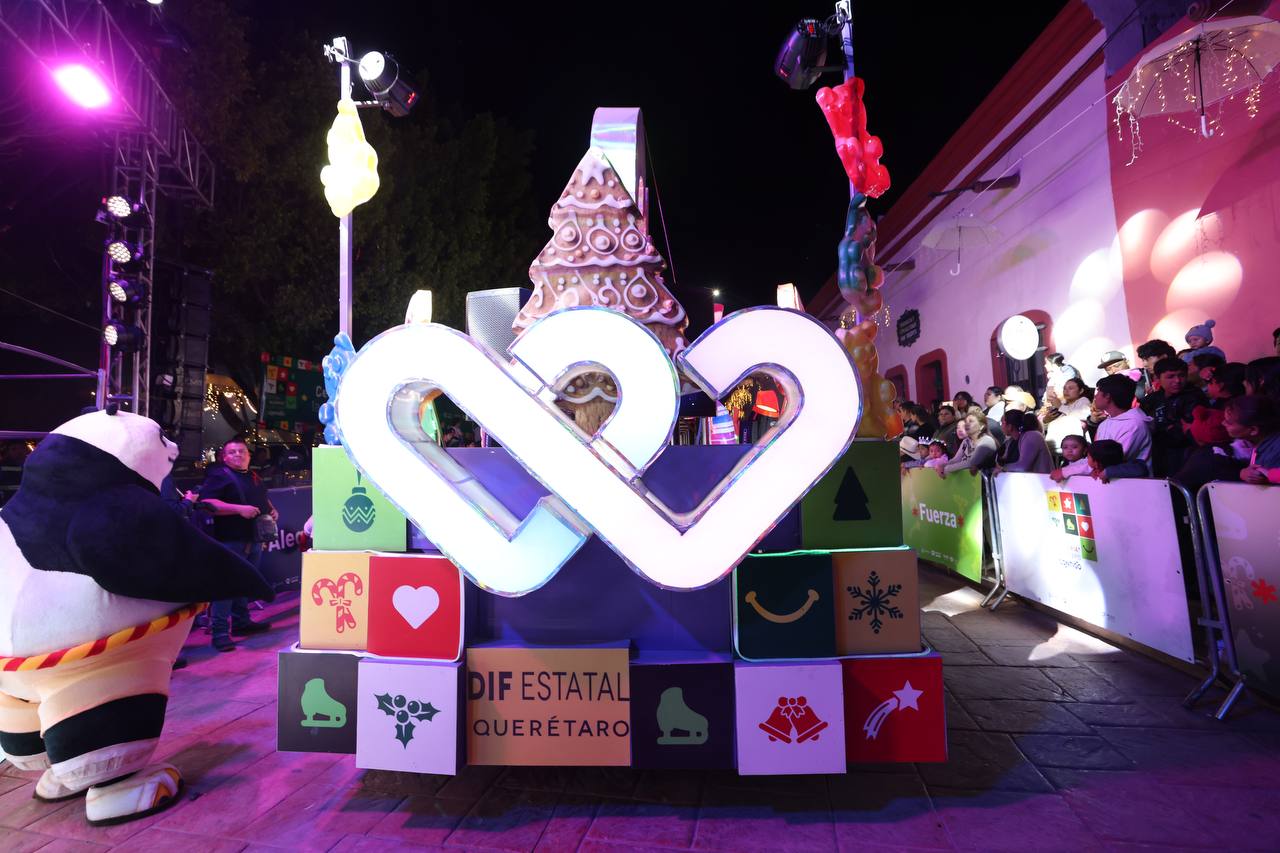 Familias de Peñamiller disfrutaron del Desfile Navideño del SEDIF