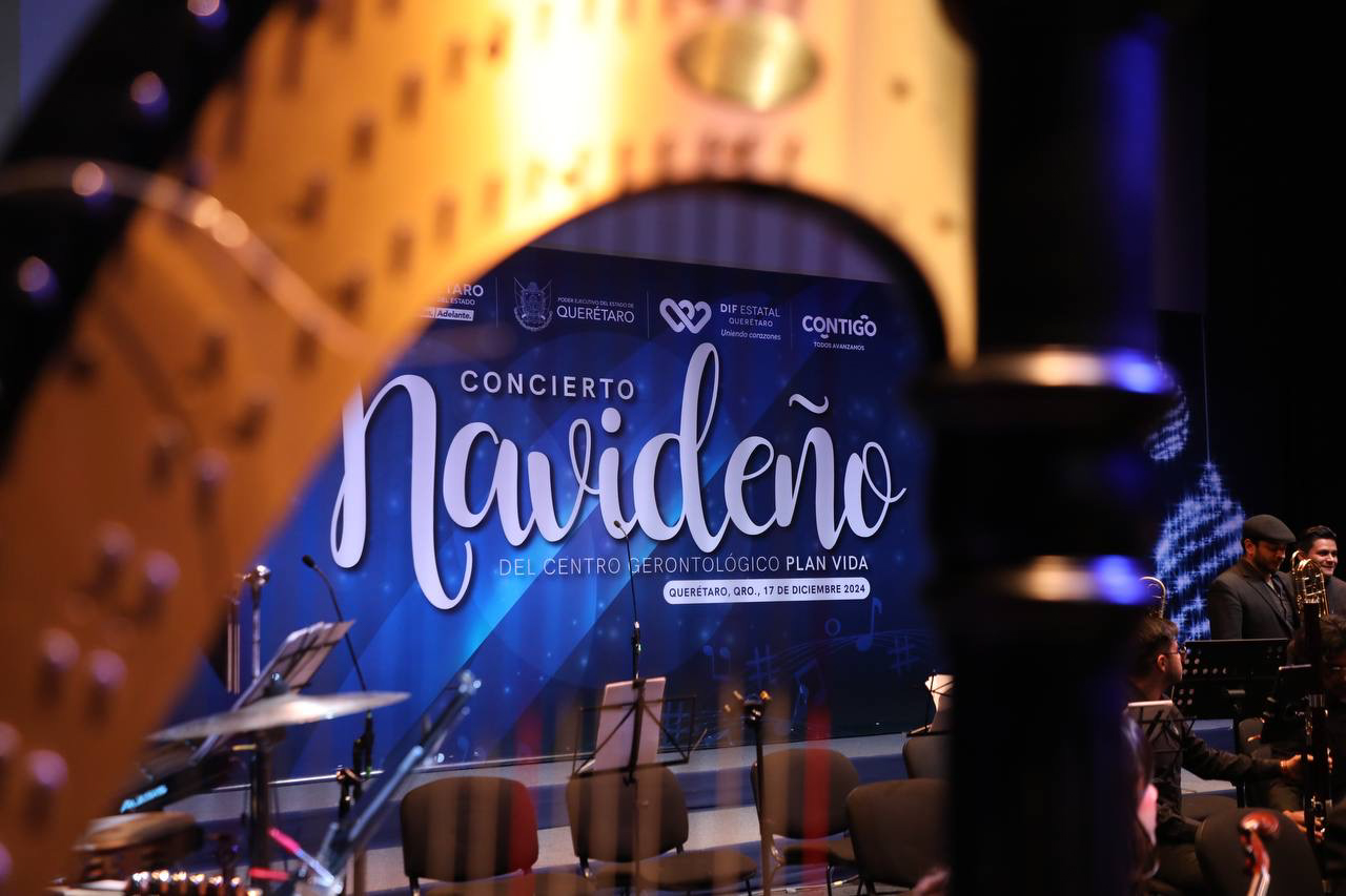 Acude Car Herrera, presidenta del SEDIF, al Concierto Navideño de Adultos Mayores