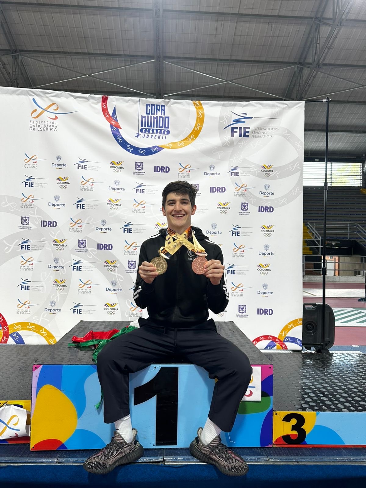 Cierra queretano Máximo Azuela como décimo lugar mundial en esgrima