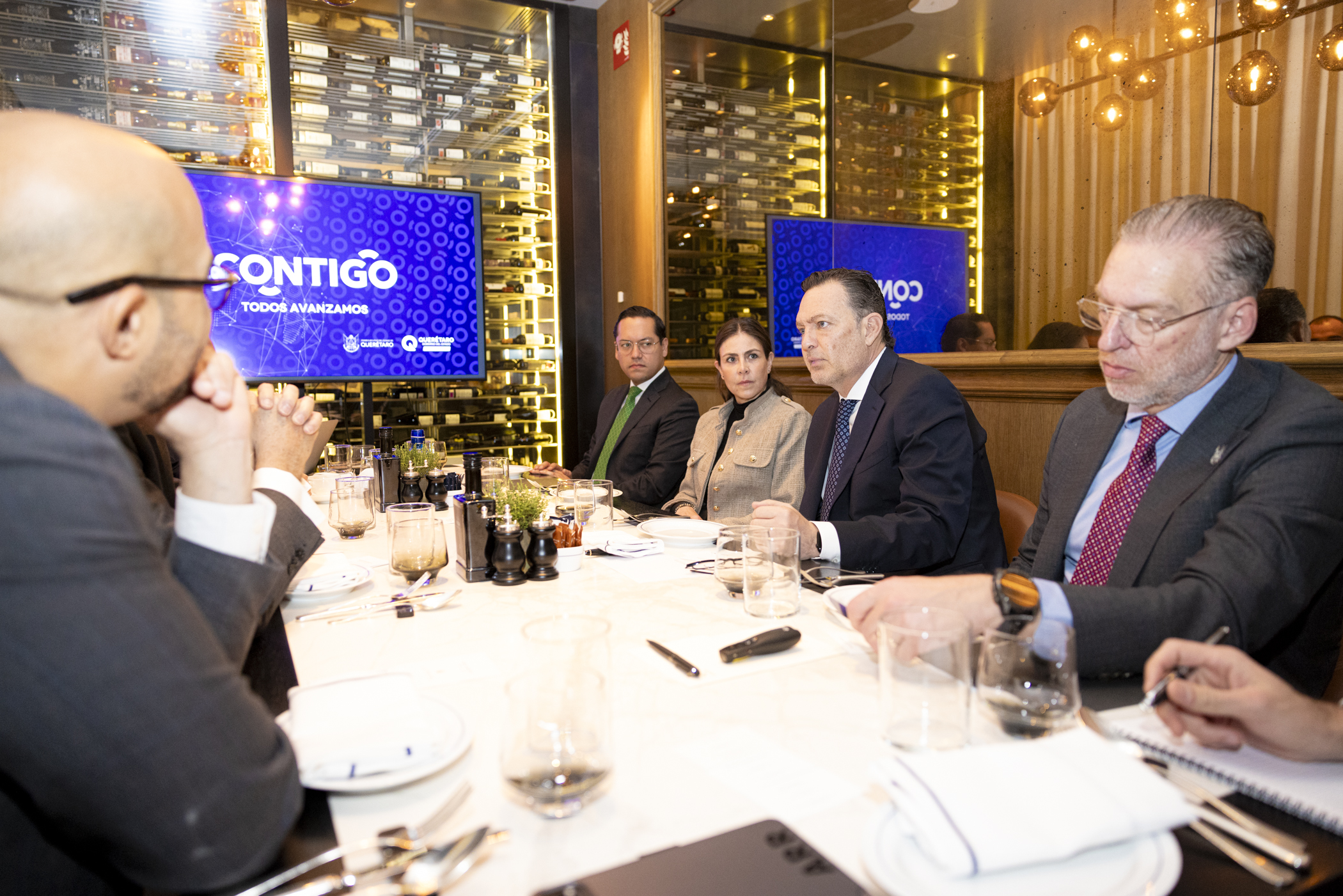 Gobernador se reúne con líderes hoteleros en Madrid, España