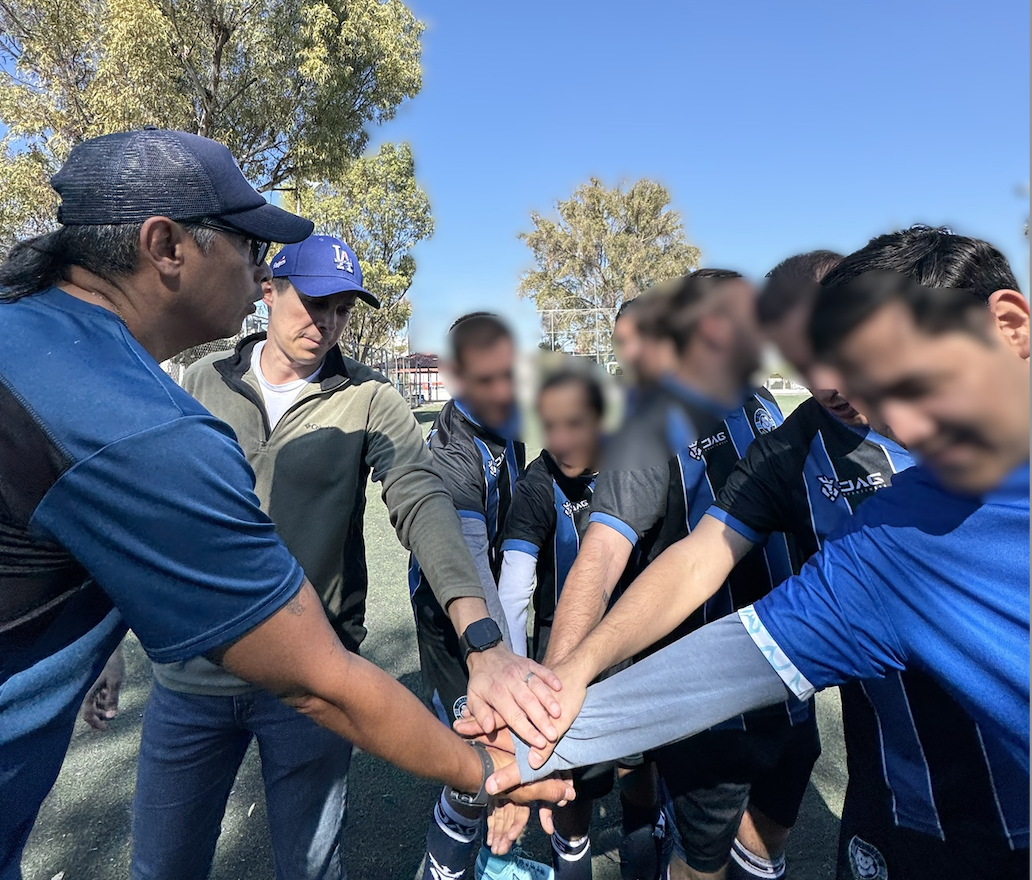 El CECA lleva cuidado de la salud mental a integrantes y familiares del equipo Gallos Smiling