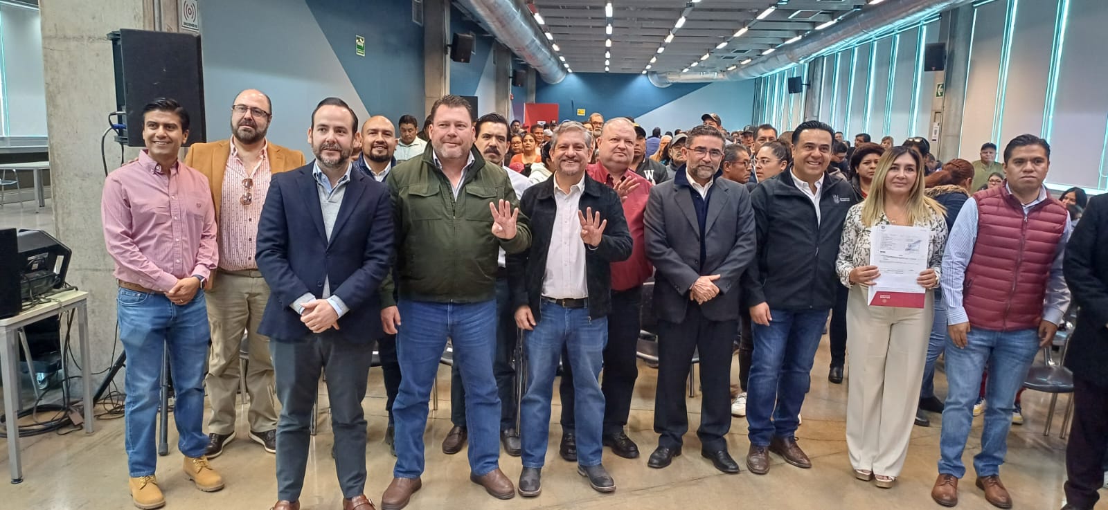 Participa Luis Humberto Fernández en entrega de títulos de propiedad en la capital