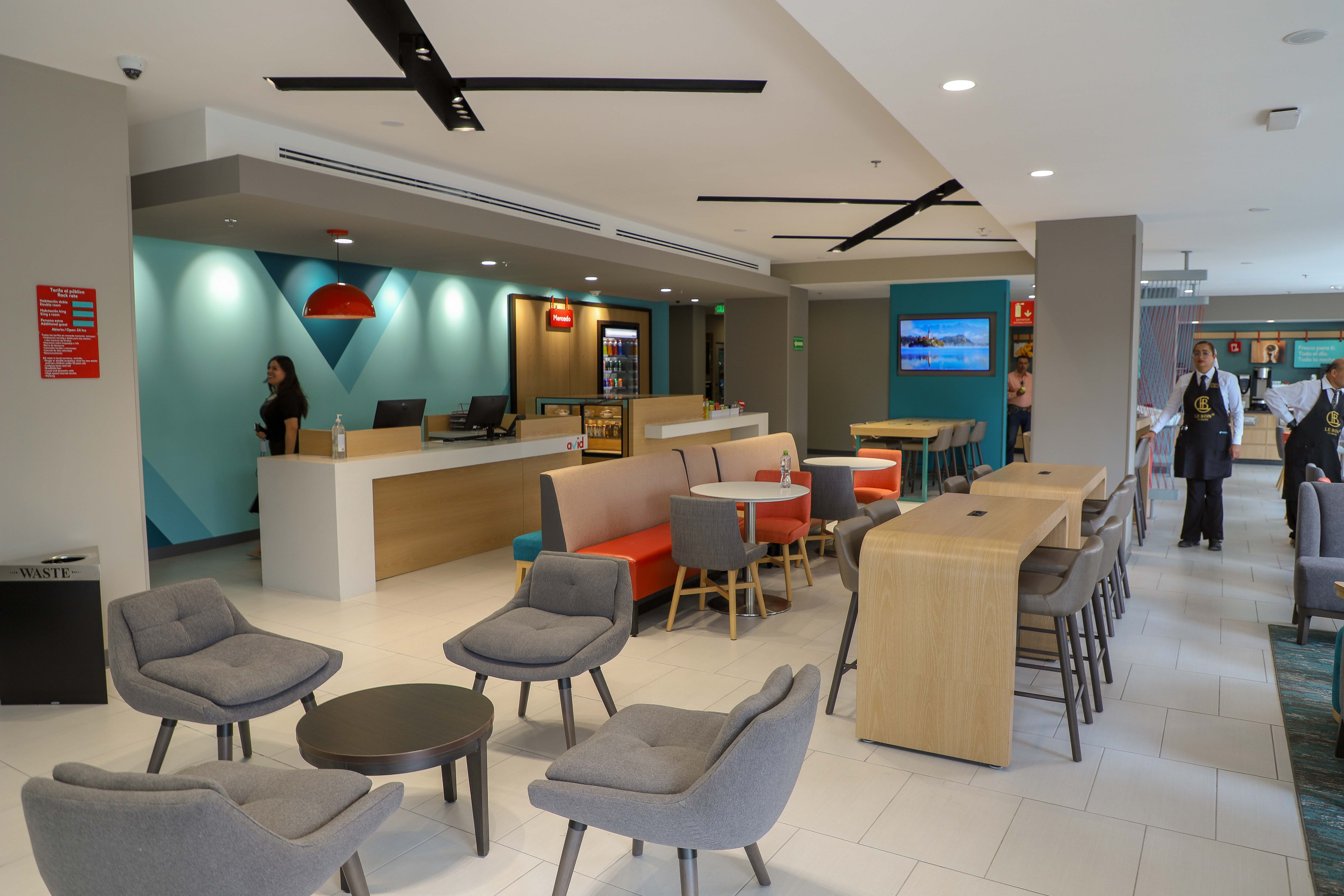 Encabeza secretaria de Turismo, Adriana Vega, inauguración del Hotel Avid Querétaro