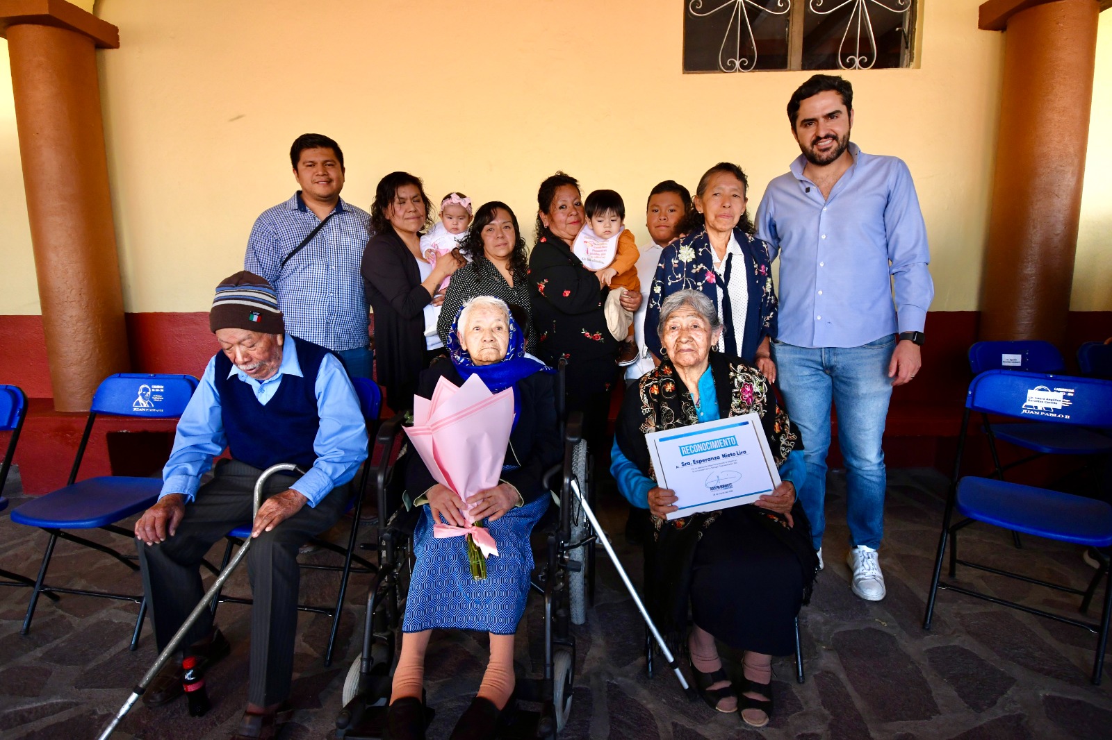 Entrega Agustín Dorantes reconocimientos a impulsores de tradiciones en La Tortuga, Tequisquiapan