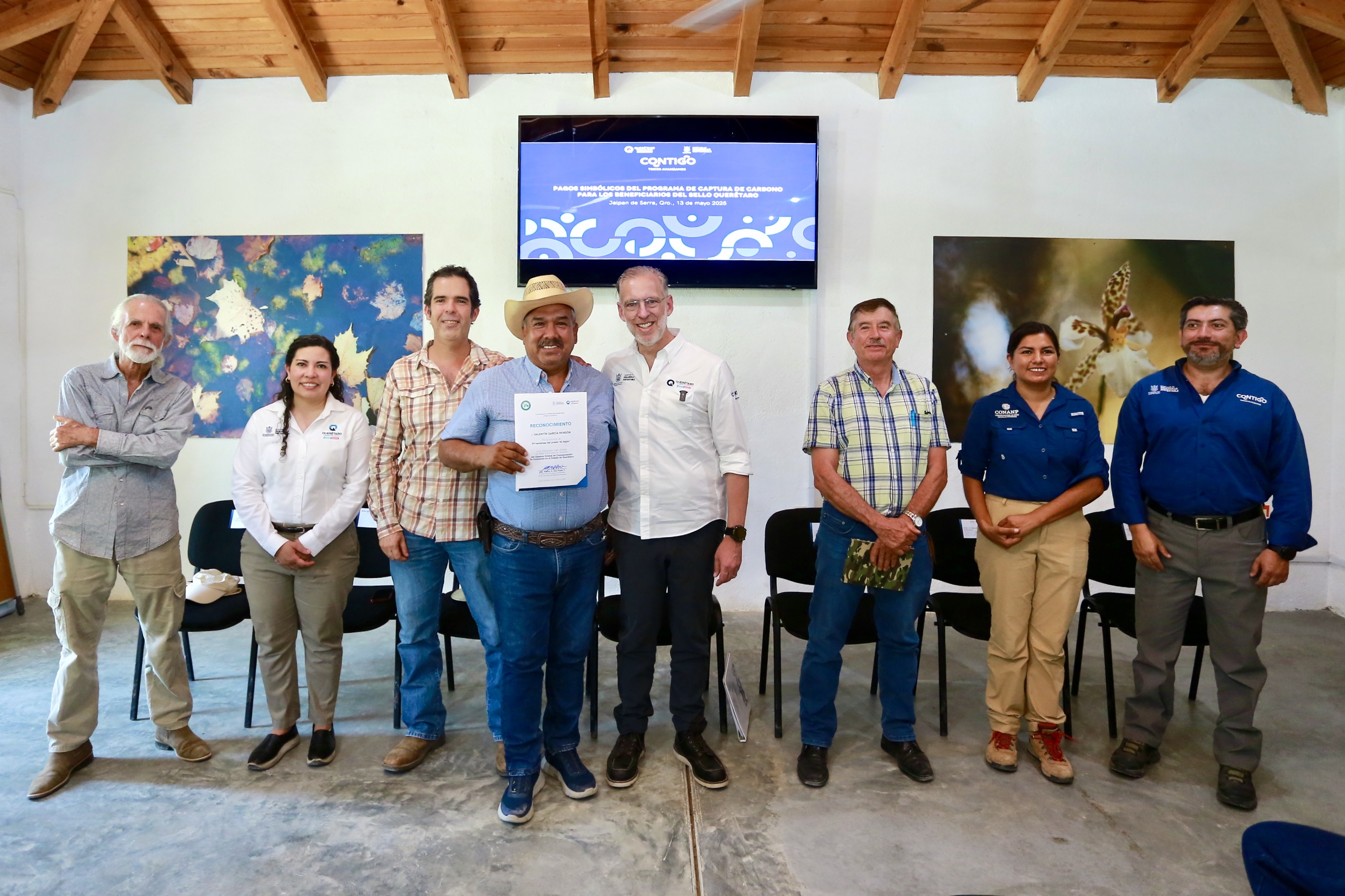 Entrega Marco Del Prete apoyos a ejidatarios