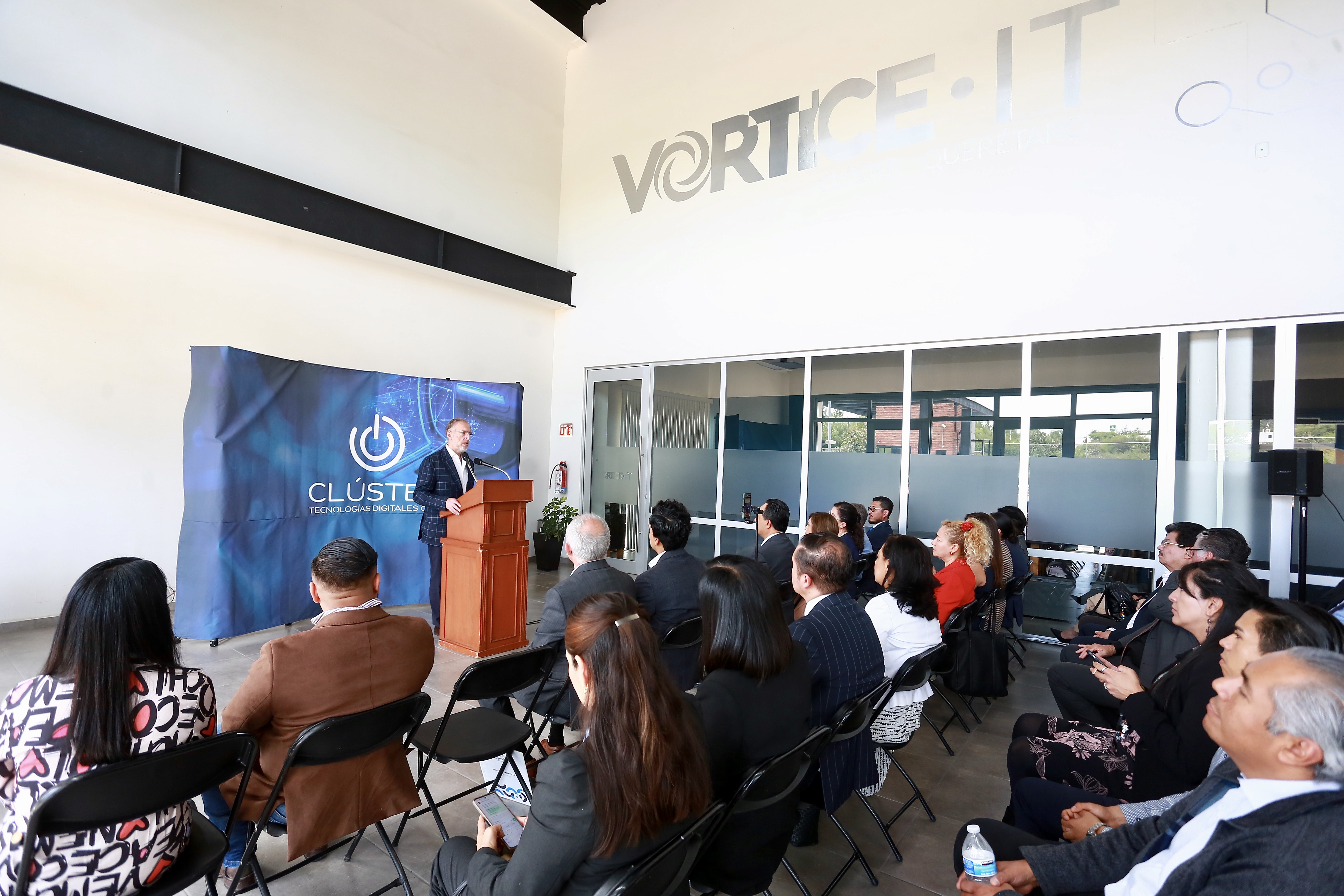 Marco Del Prete entrega reconocimiento a Clúster de Tecnologías Digitales