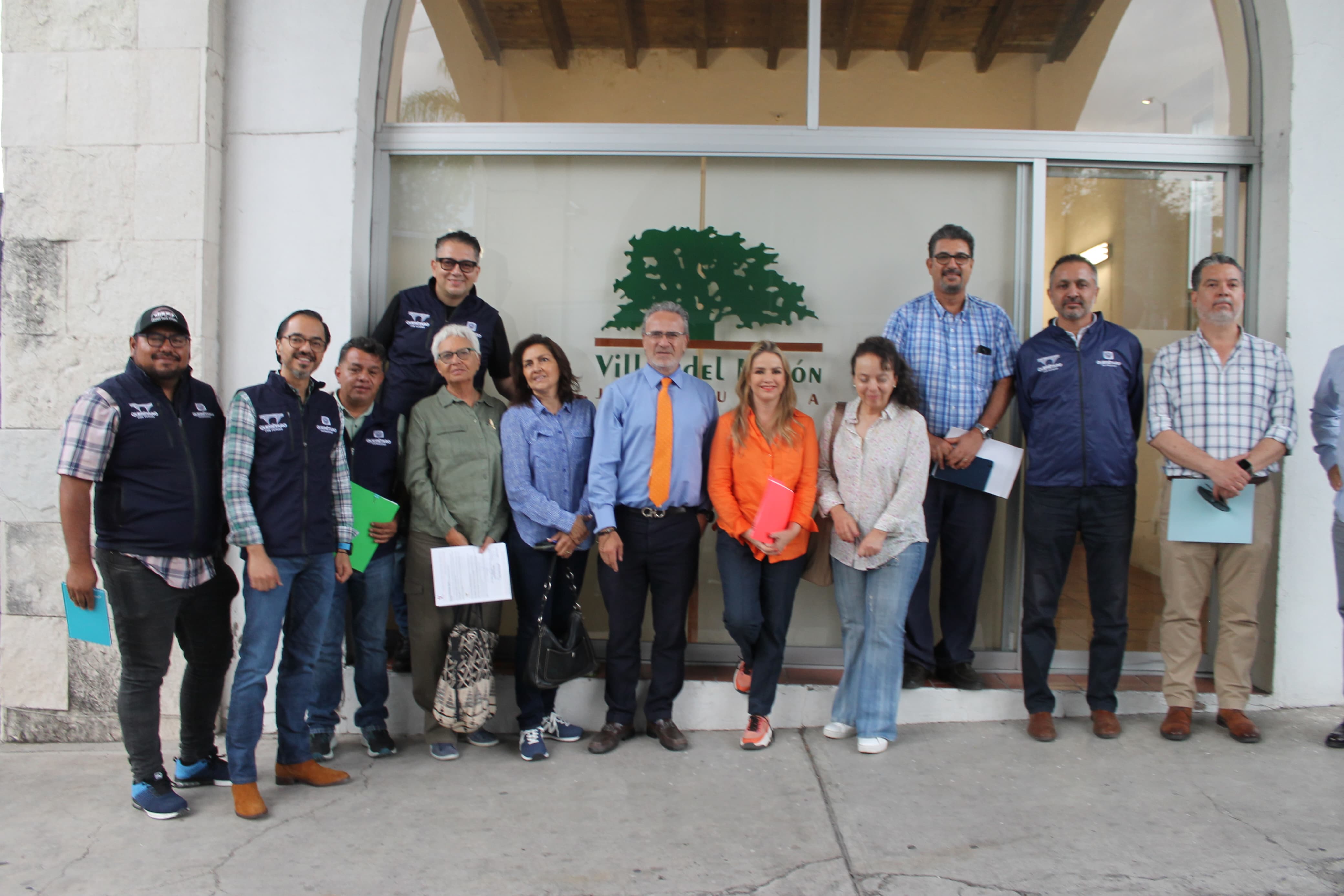 Regidora Paulina Aguado recorre la colonia Villas del Mesón en Juriquilla