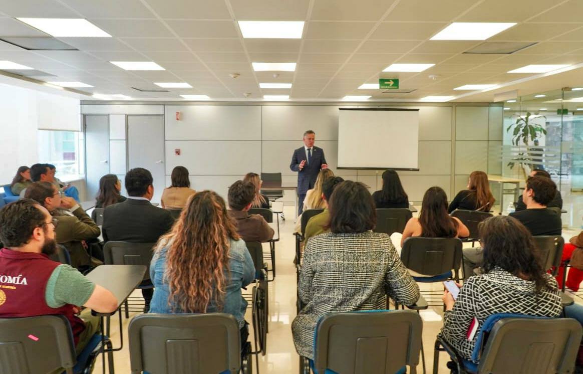 Se reúne Santiago Nieto con representaciones federales en Querétaro