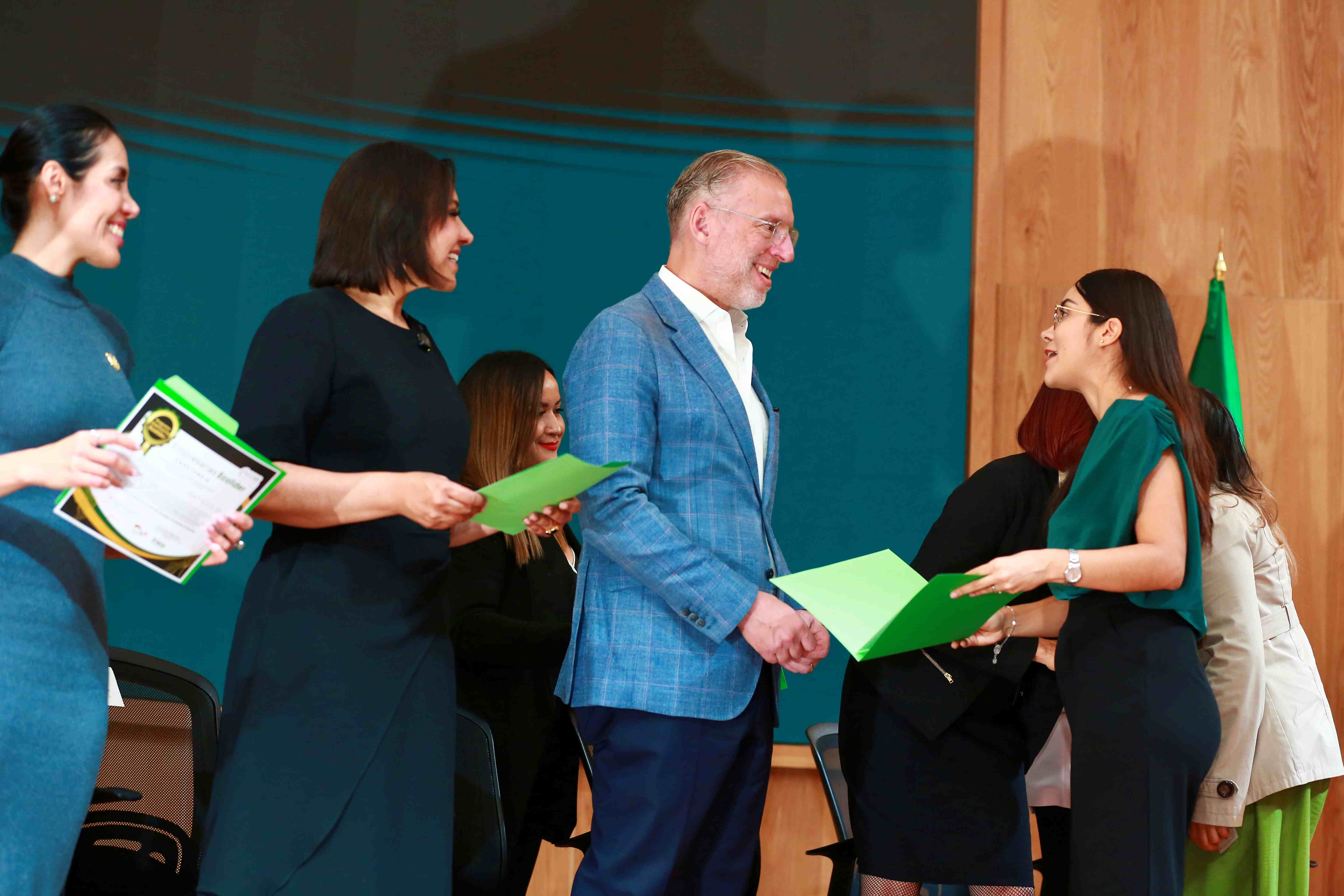Destaca Marco Del Prete competitividad de mujeres empresarias