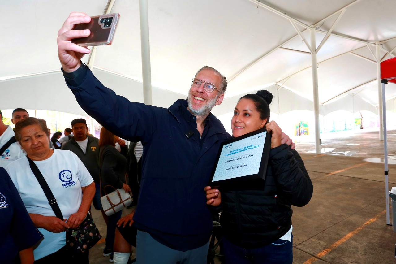 Marco Del Prete entrega apoyos a comerciantes