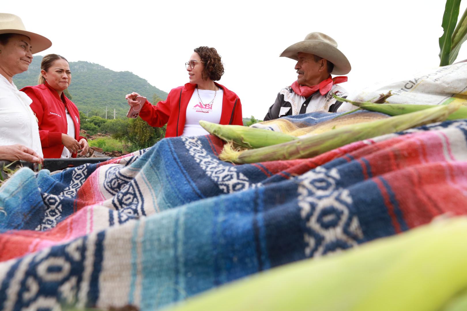 Abigail Arredondo reconoce trabajo de artesanos y escultores de cantera en Pedro Escobedo