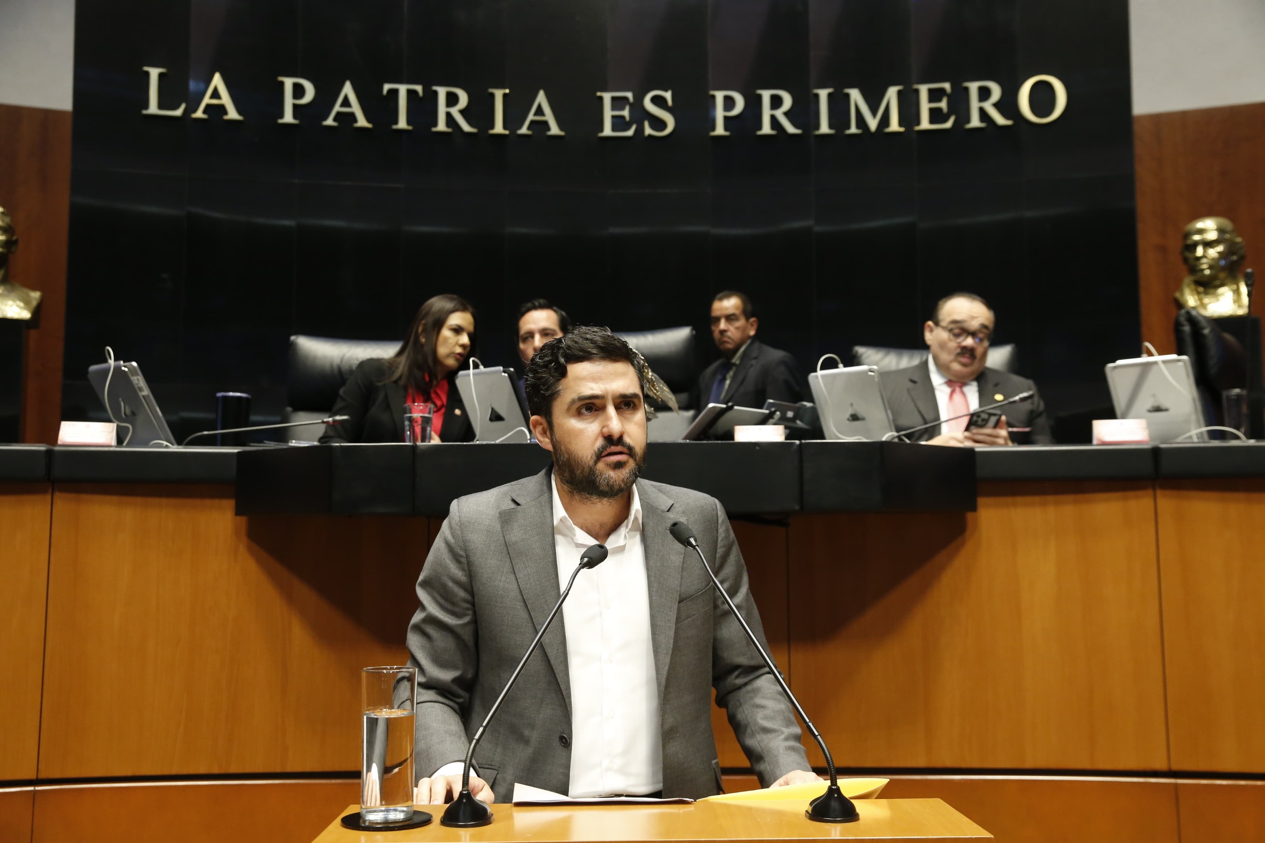 Logra Dorantes respaldo federal para vuelos Querétaro-España y paneles solares en hogares vulnerables