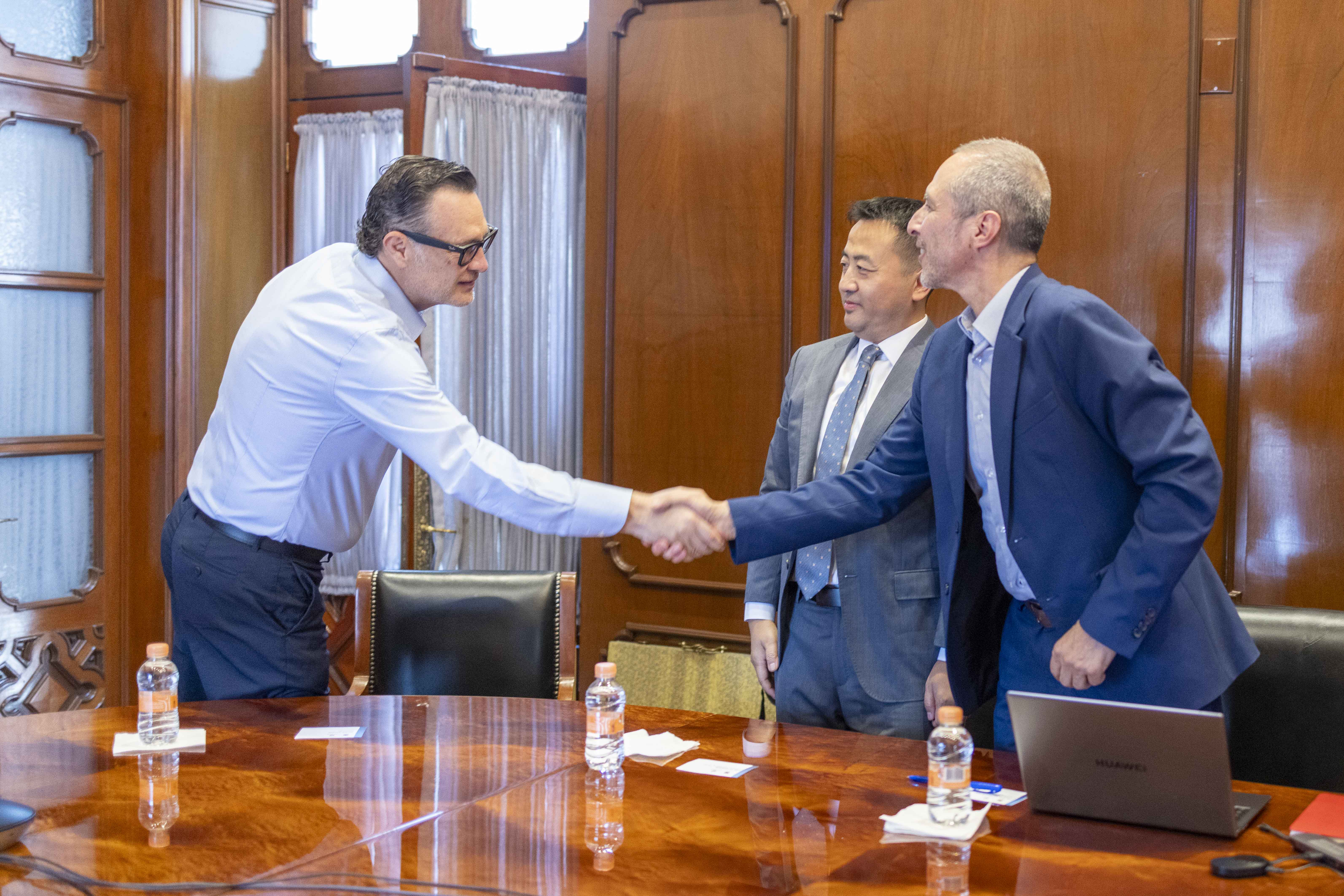 Se reúne Mauricio Kuri con directivos de Huawei