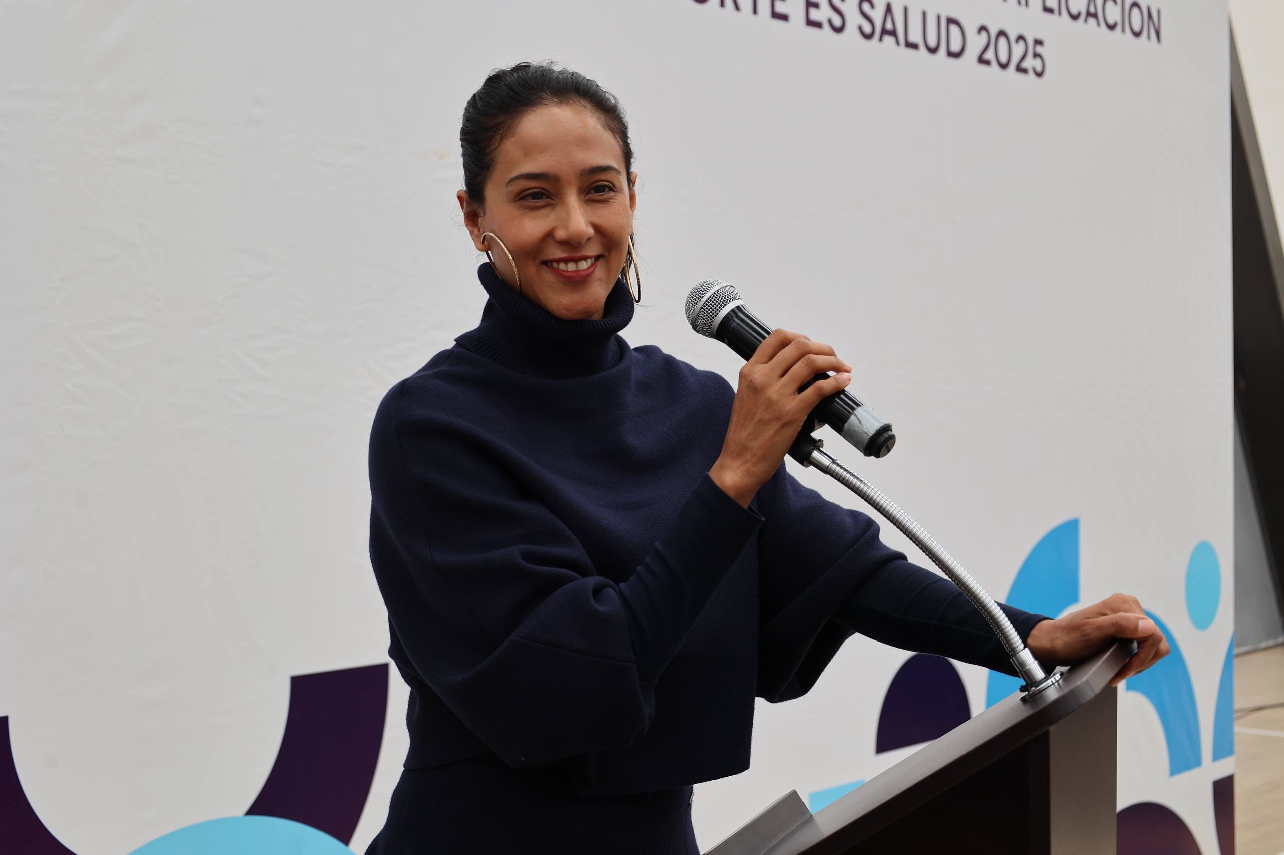 Iridia Salazar entrega material deportivo a adultos mayores