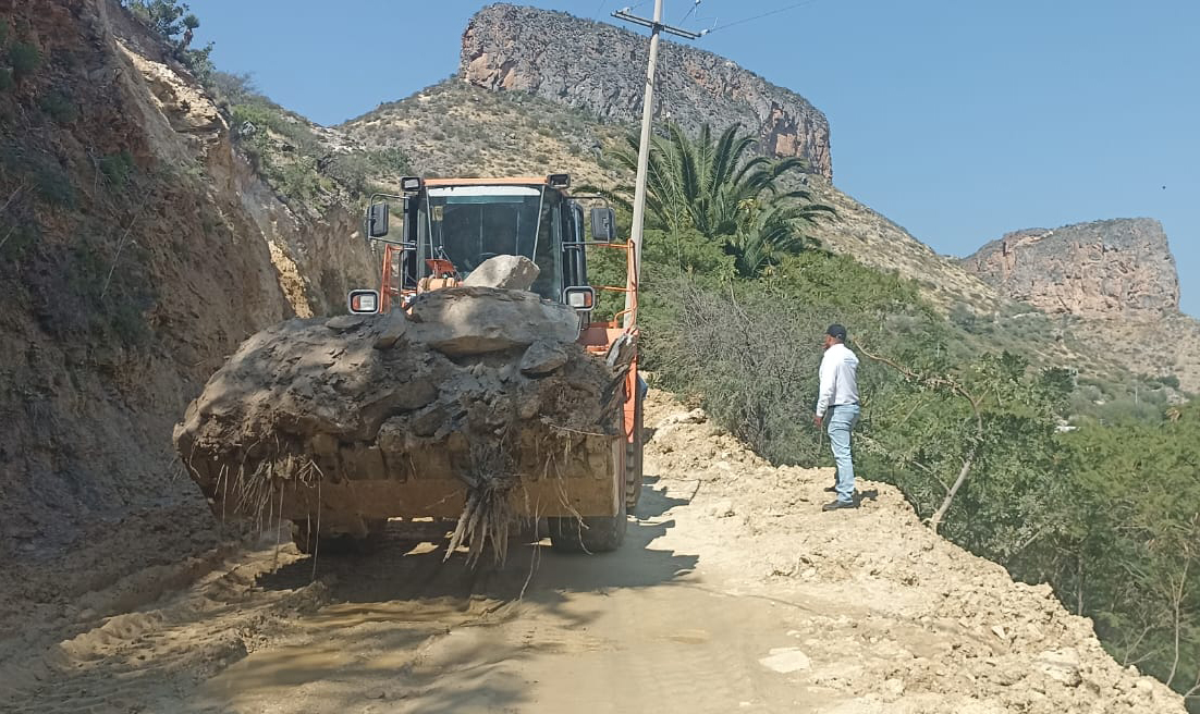 Atiende CEI derrumbe en camino que comunica a Peñamiller con Cadereyta de Montes
