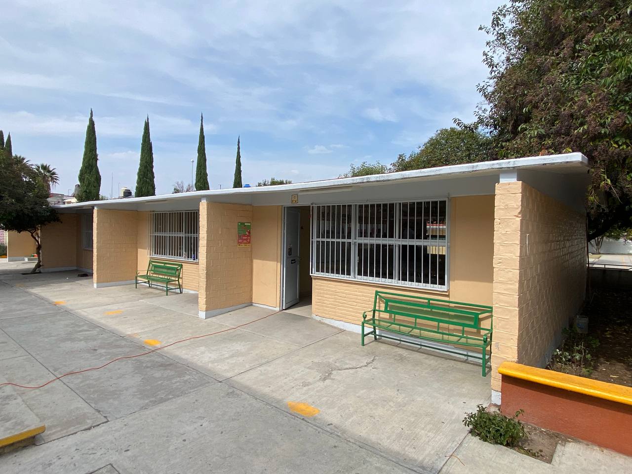 Entrega titular del IFEQ obras educativas en Cadereyta
