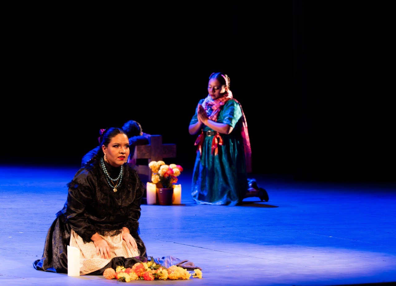 Debuta la Compañía Folklórica UAQ en el Teatro Esperanza Iris de la CDMX