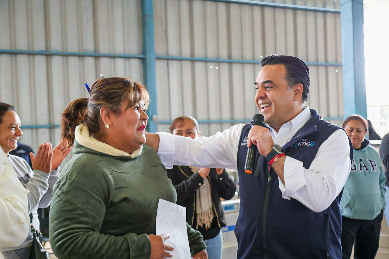 Entrega Luis Nava, titular de SEDESOQ, apoyos de Coinversión Social en San Juan del Río