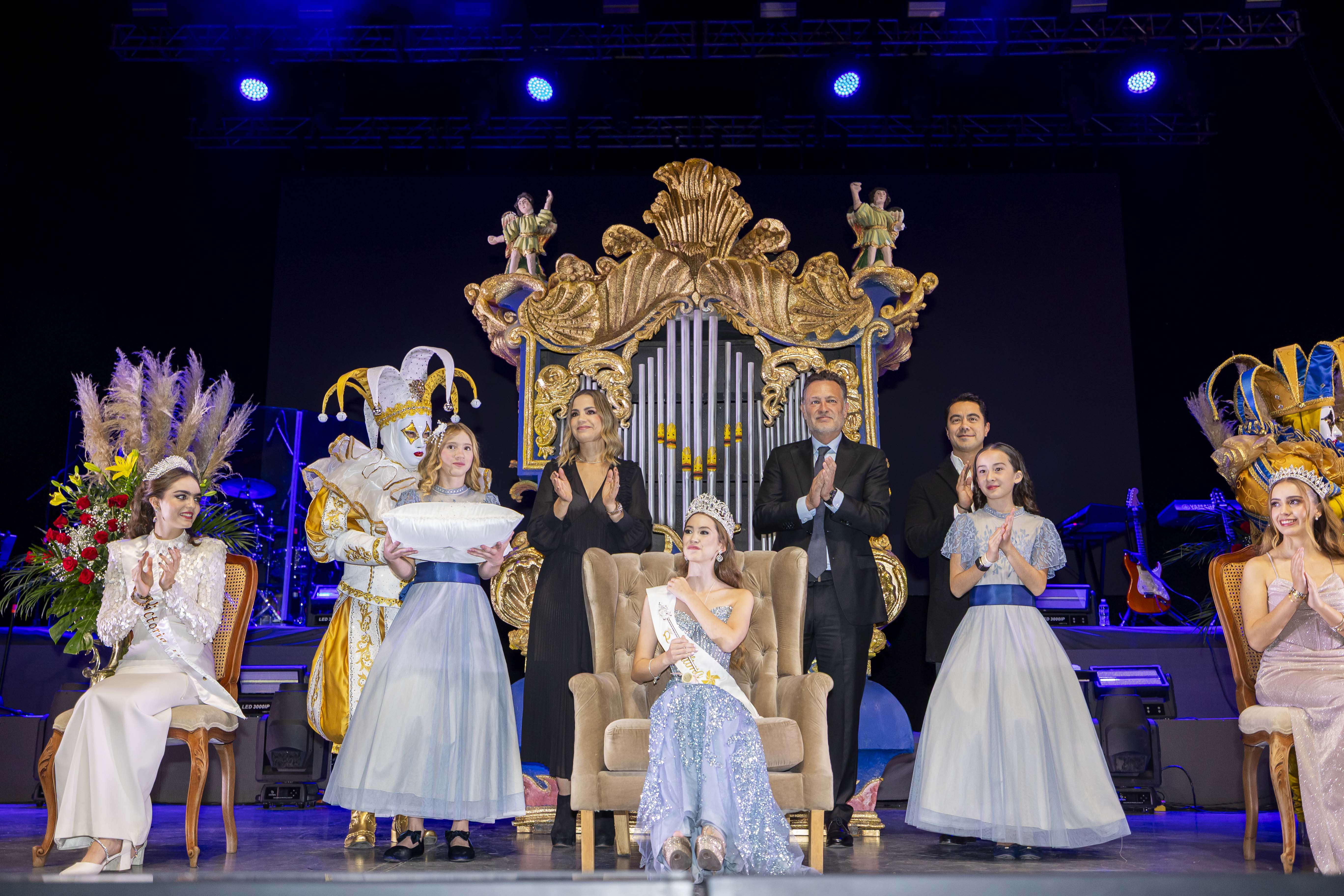 Encabeza Kuri coronación de Fátima como Reina de las Fiestas de Navidad