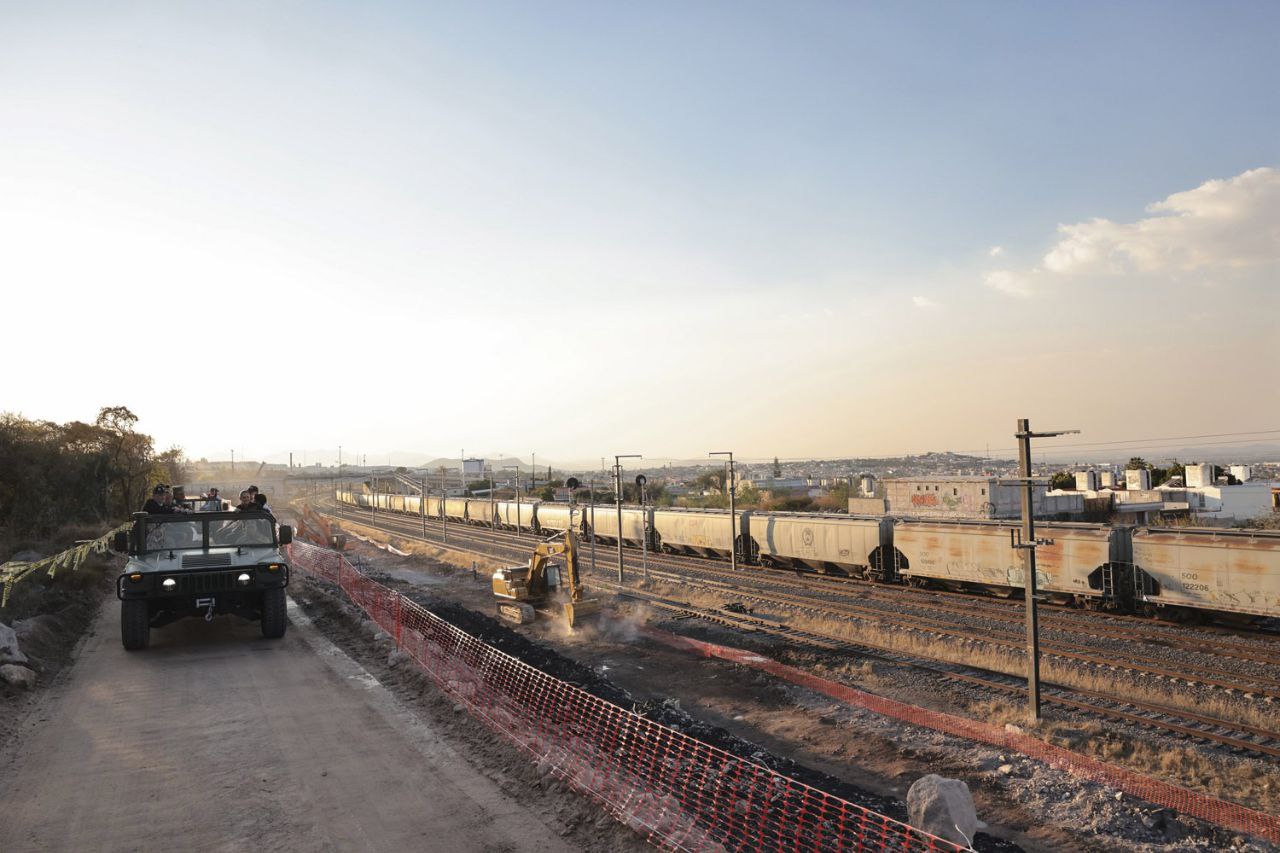 Avanza sin contratiempo la construcción del Tren México - Querétaro