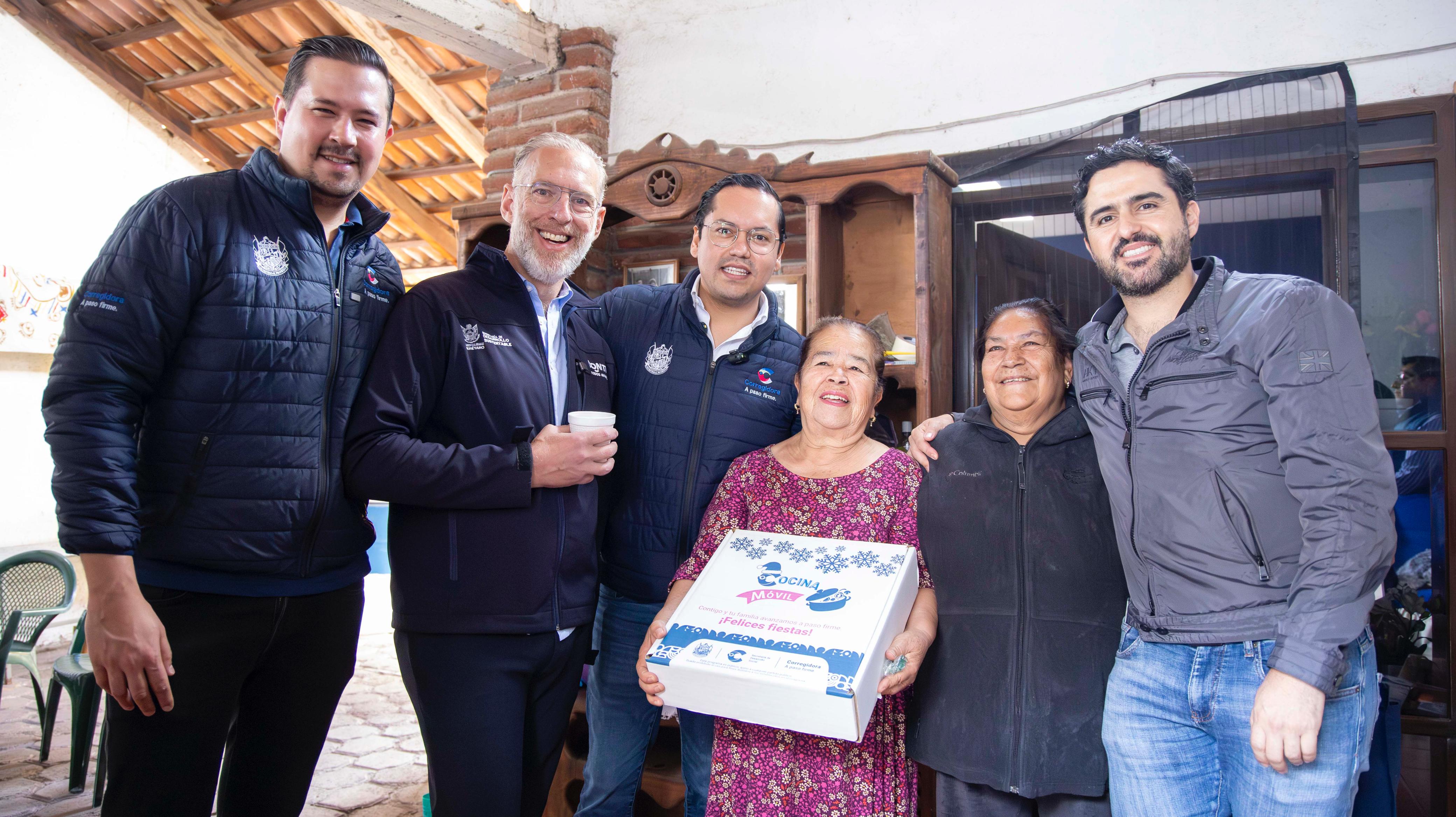 Acompaña Agustín Dorantes la entrega de cenas navideñas en el municipio de Corregidora