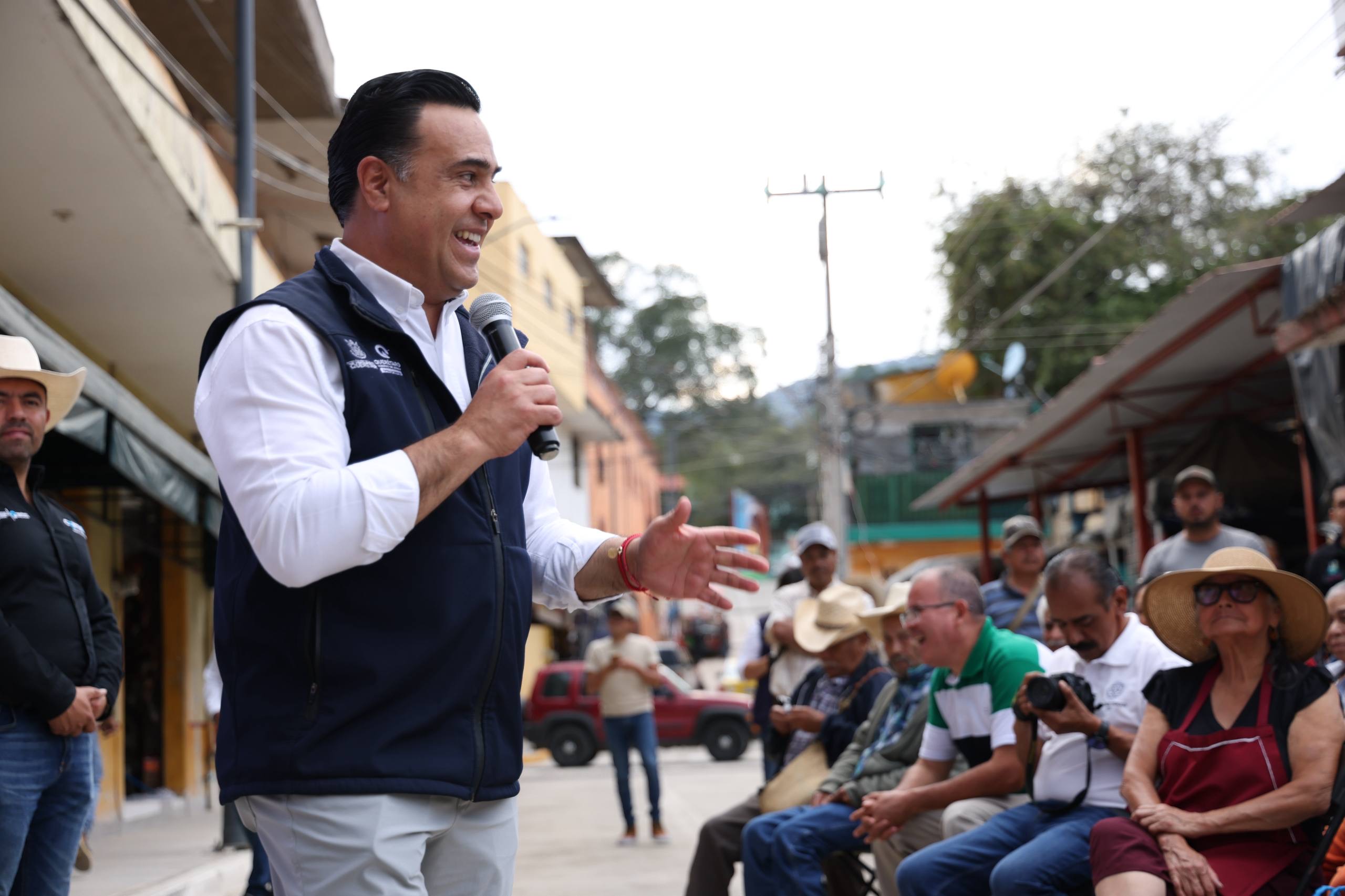 Entrega Luis Nava obra social en Jalpan