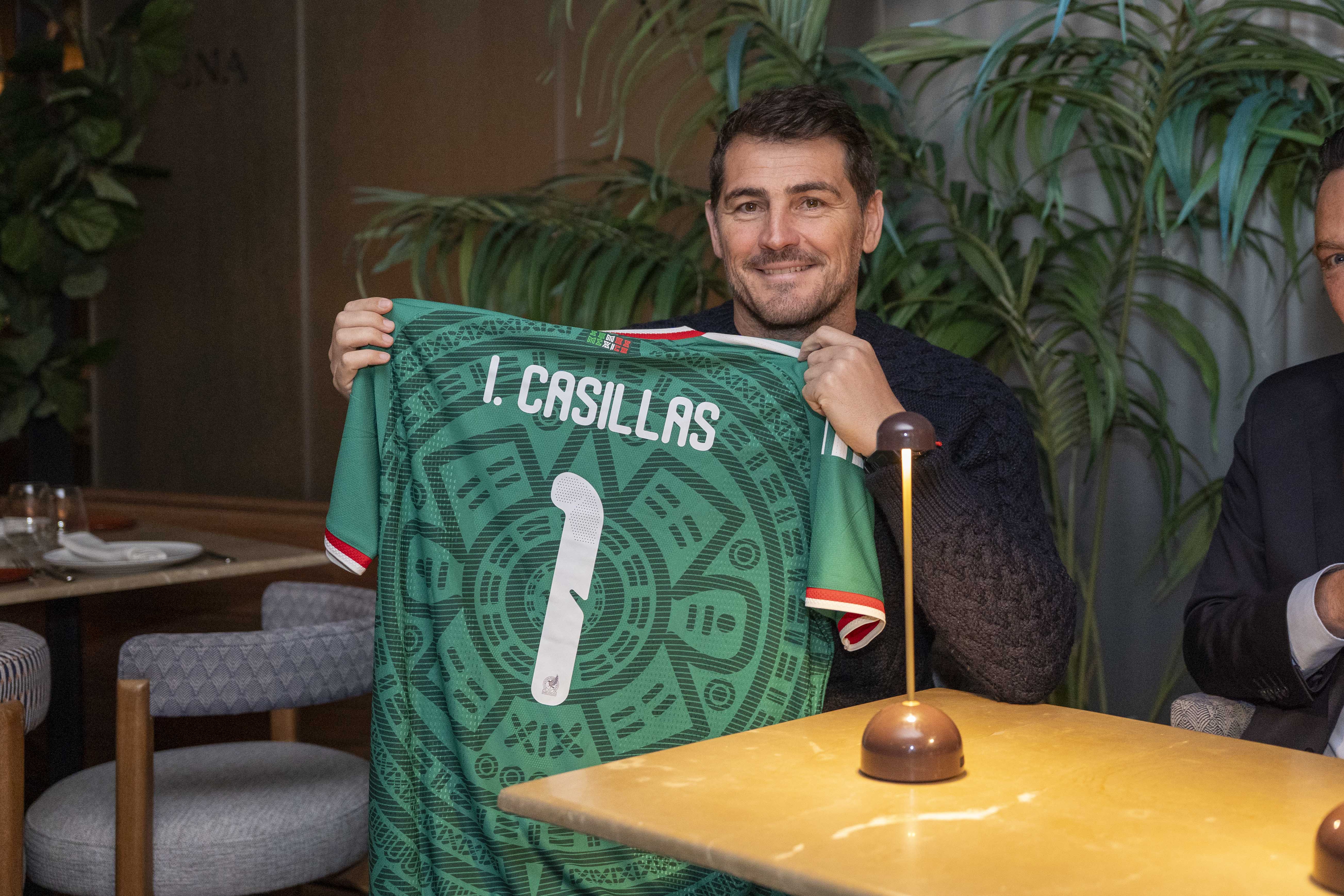 Extiende Kuri invitación a Iker Casillas para participar en Congreso del Deporte 2026