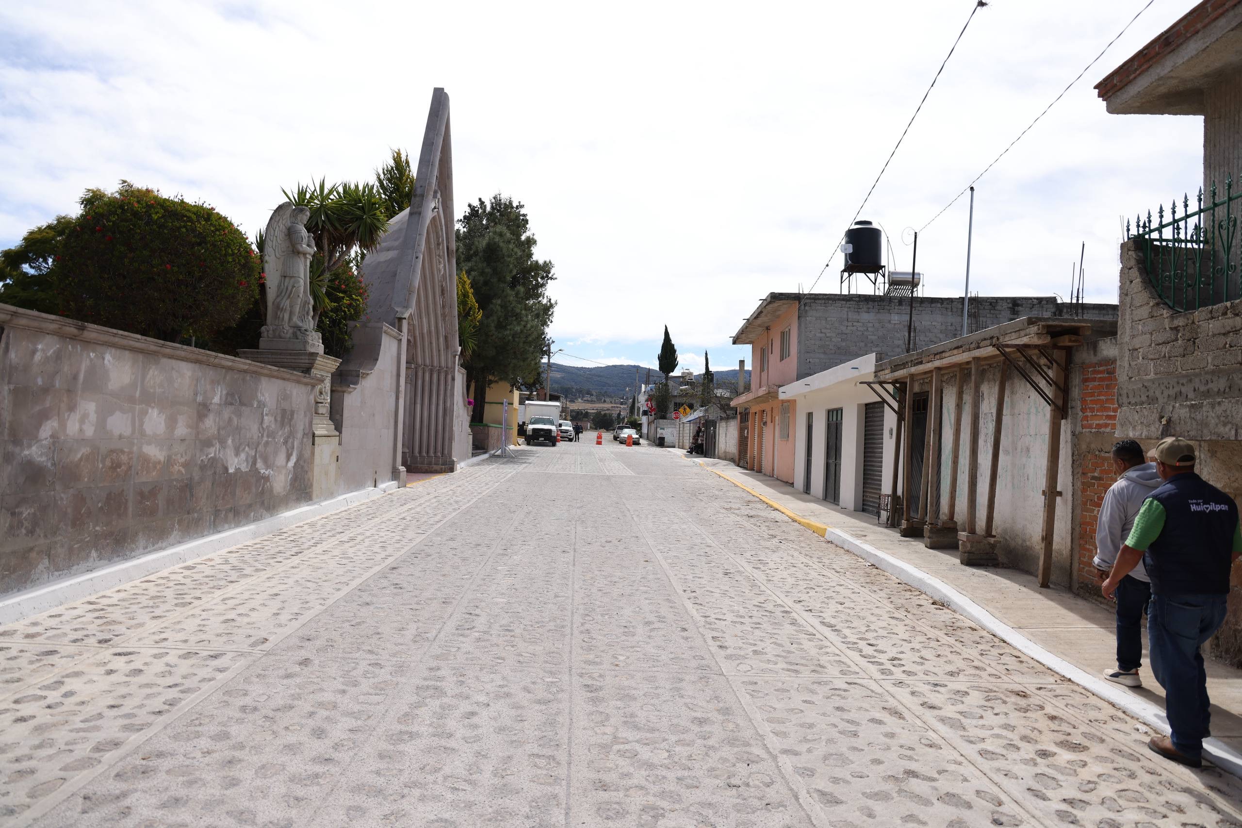 Entrega Nava rehabilitación de calles en comunidades de Huimilpan