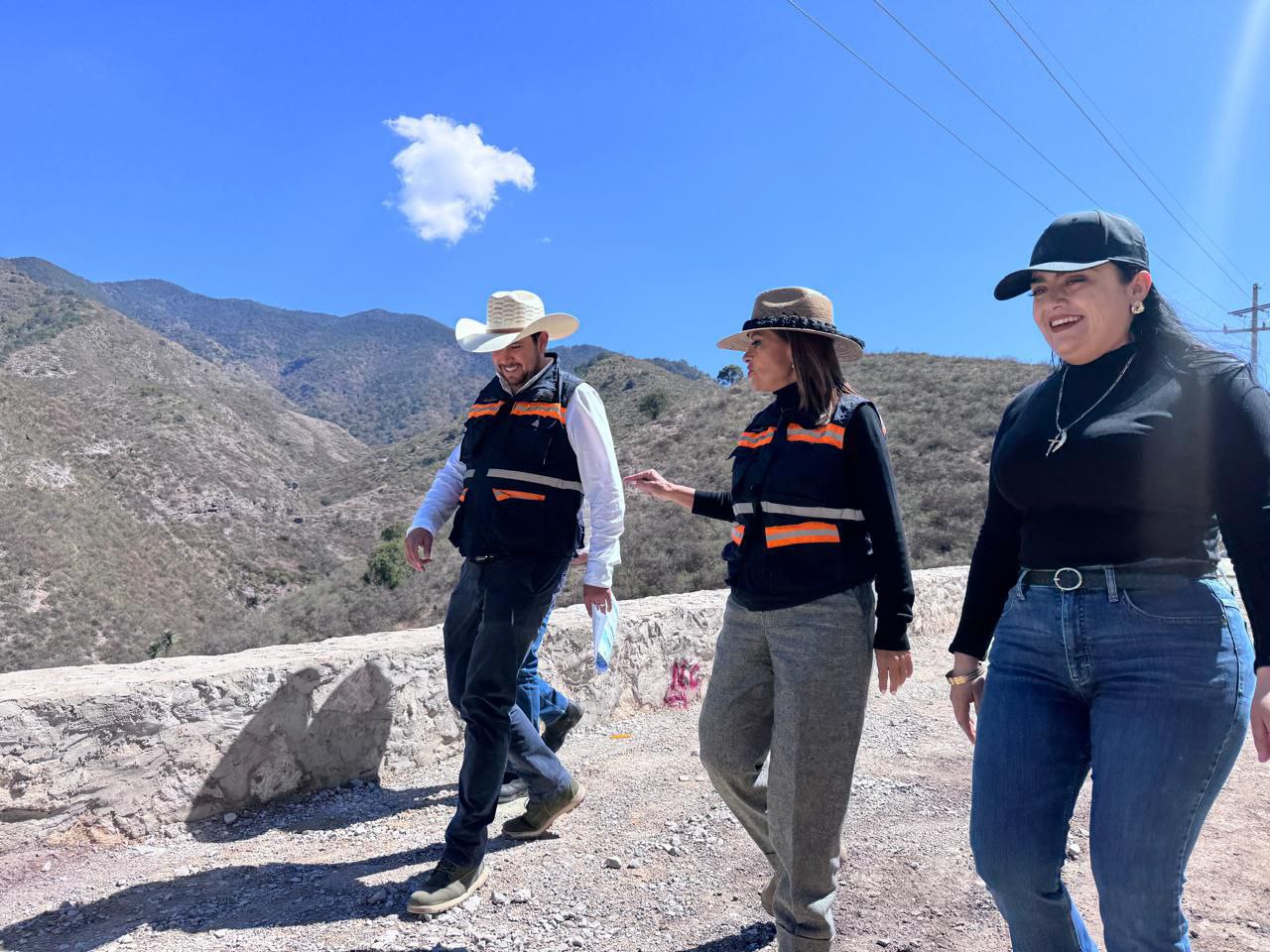 Titular de la CEI supervisa reconstrucción de caminos en Peñamiller