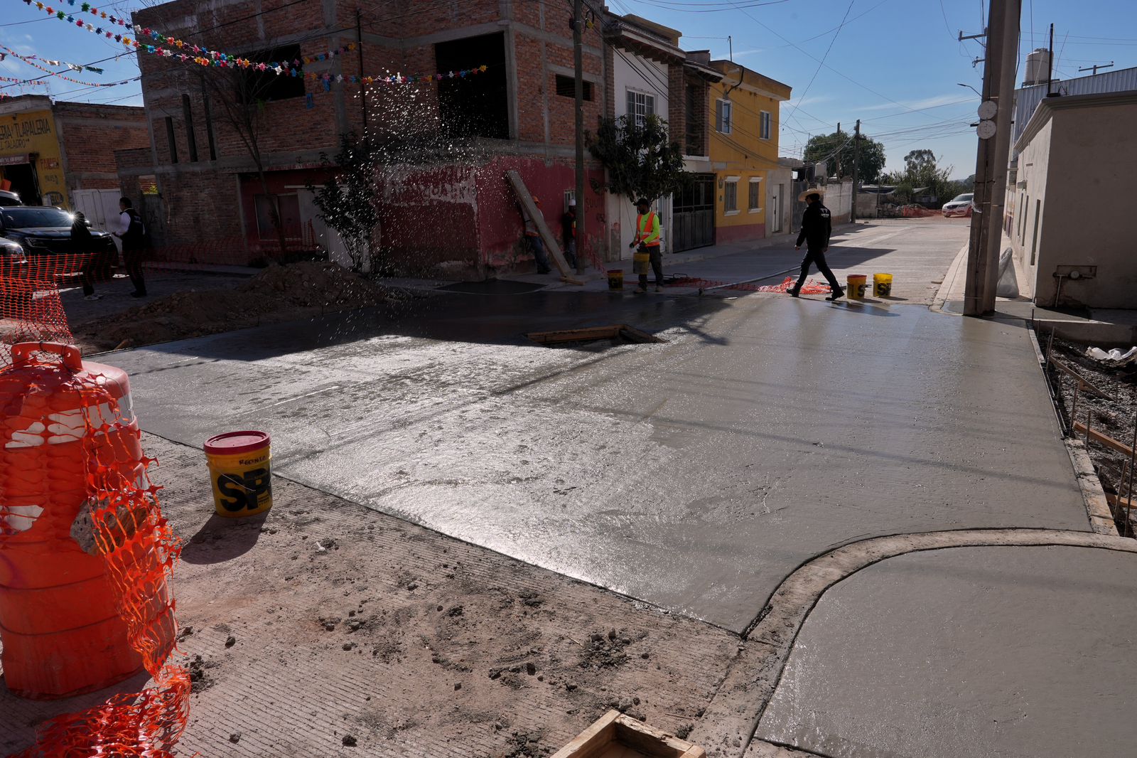 Supervisa Felifer Macías avances de obra en Buenavista, Santa Rosa Jáuregui