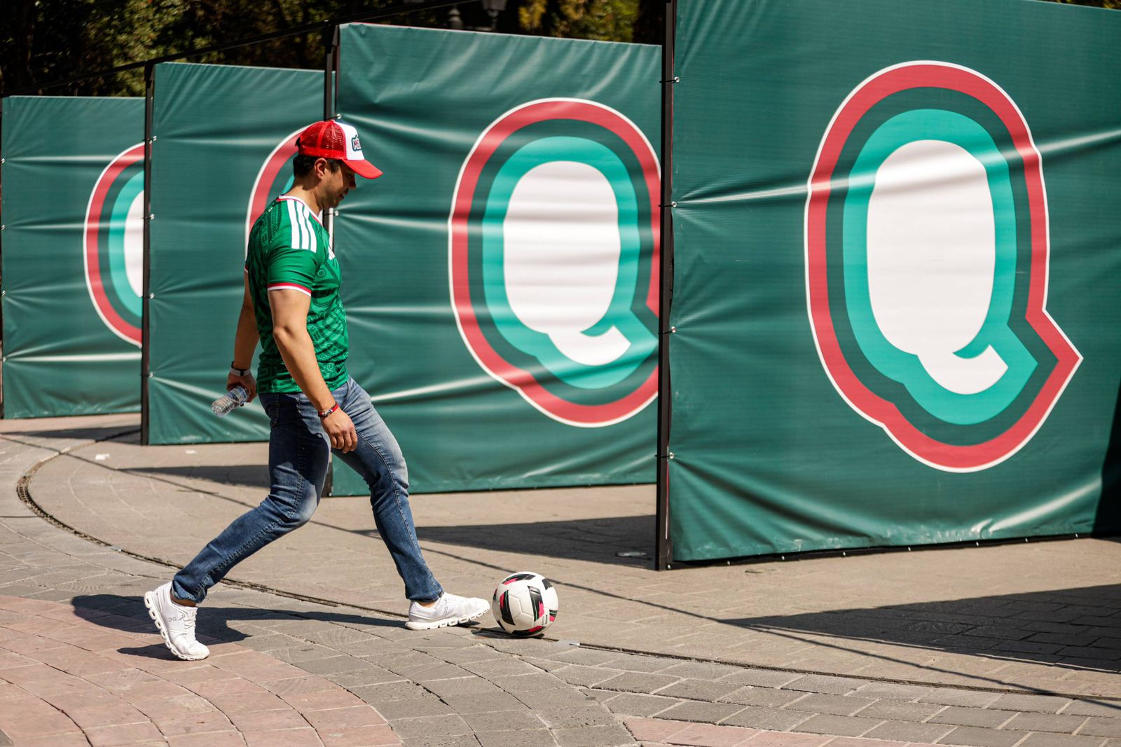 Acude Felifer a activación del partido de fútbol México vs. Islandia
