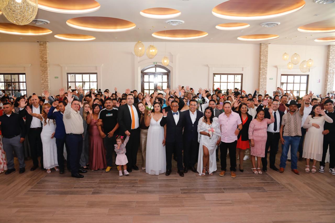 Alcalde de Colón Celebró la Unión de 74 Parejas en Legítimo Matrimonio