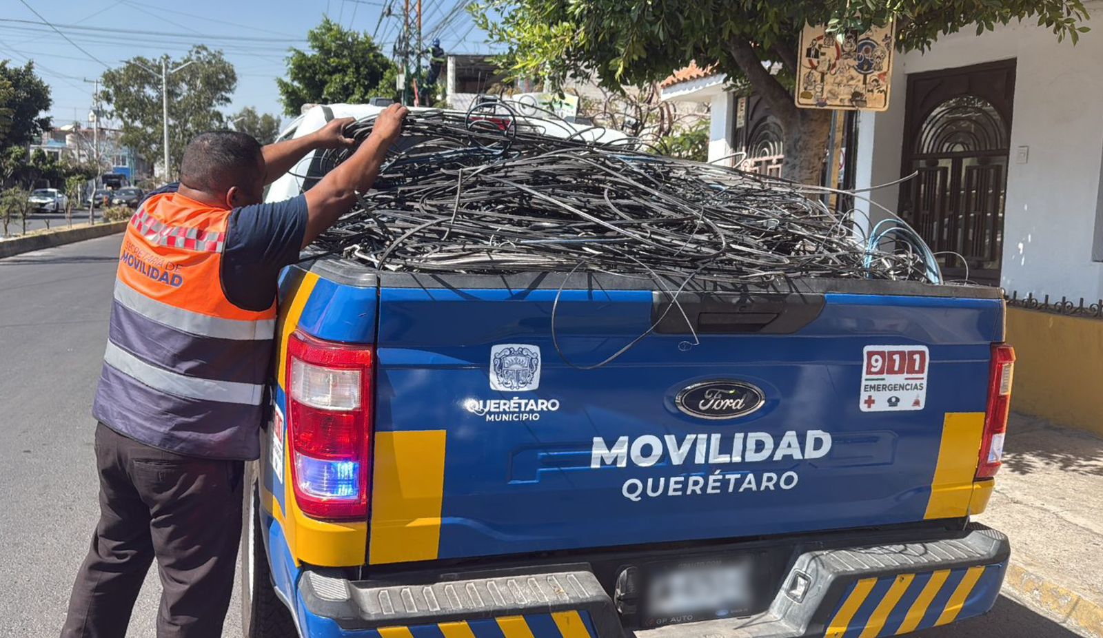 Continúa Municipio de Querétaro con el retiro de cableado en desuso