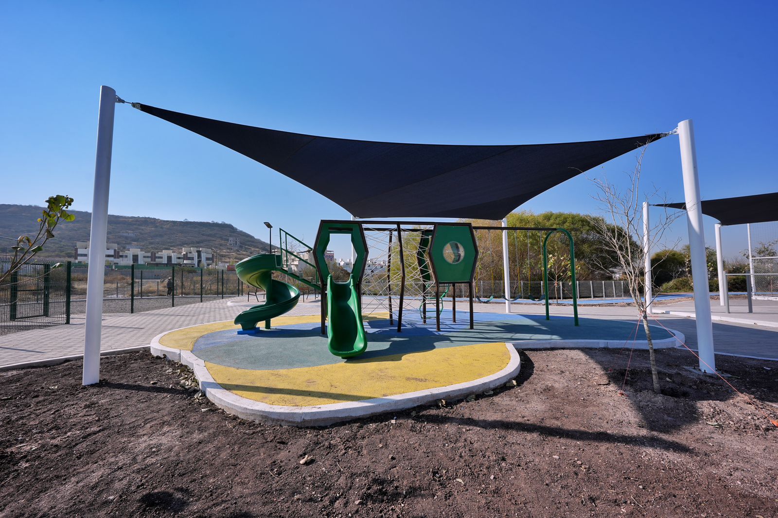 Entrega Felifer Macías nuevo parque en la colonia Palmares