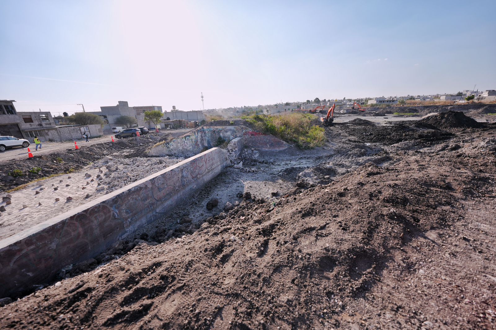 Felifer y Gobernador supervisan obras de control pluvial Menchaca-Peñuelas