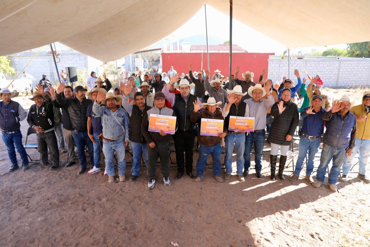 Entrega Gaspar Trueba Apoyos a Ganaderos de Colón
