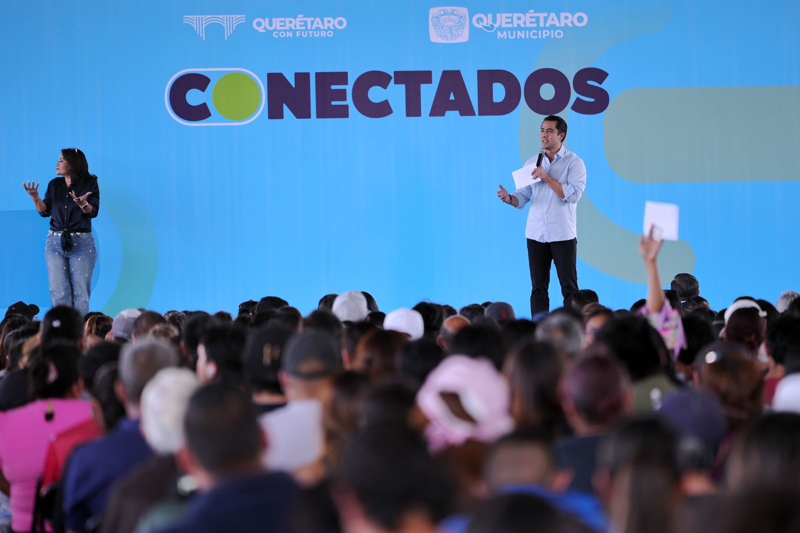 Encabeza Felifer Macías entrega de computadoras portátiles del programa Conectados