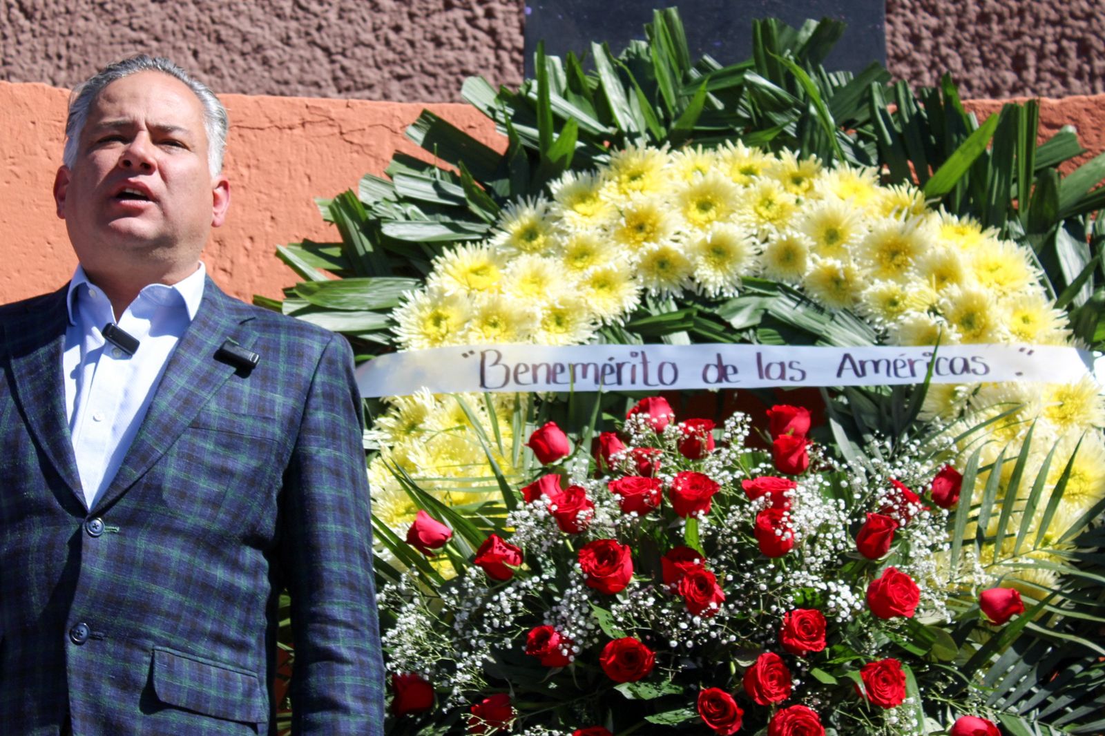 Rinde Santiago Nieto guardia de honor por natalicio de Benito Juárez