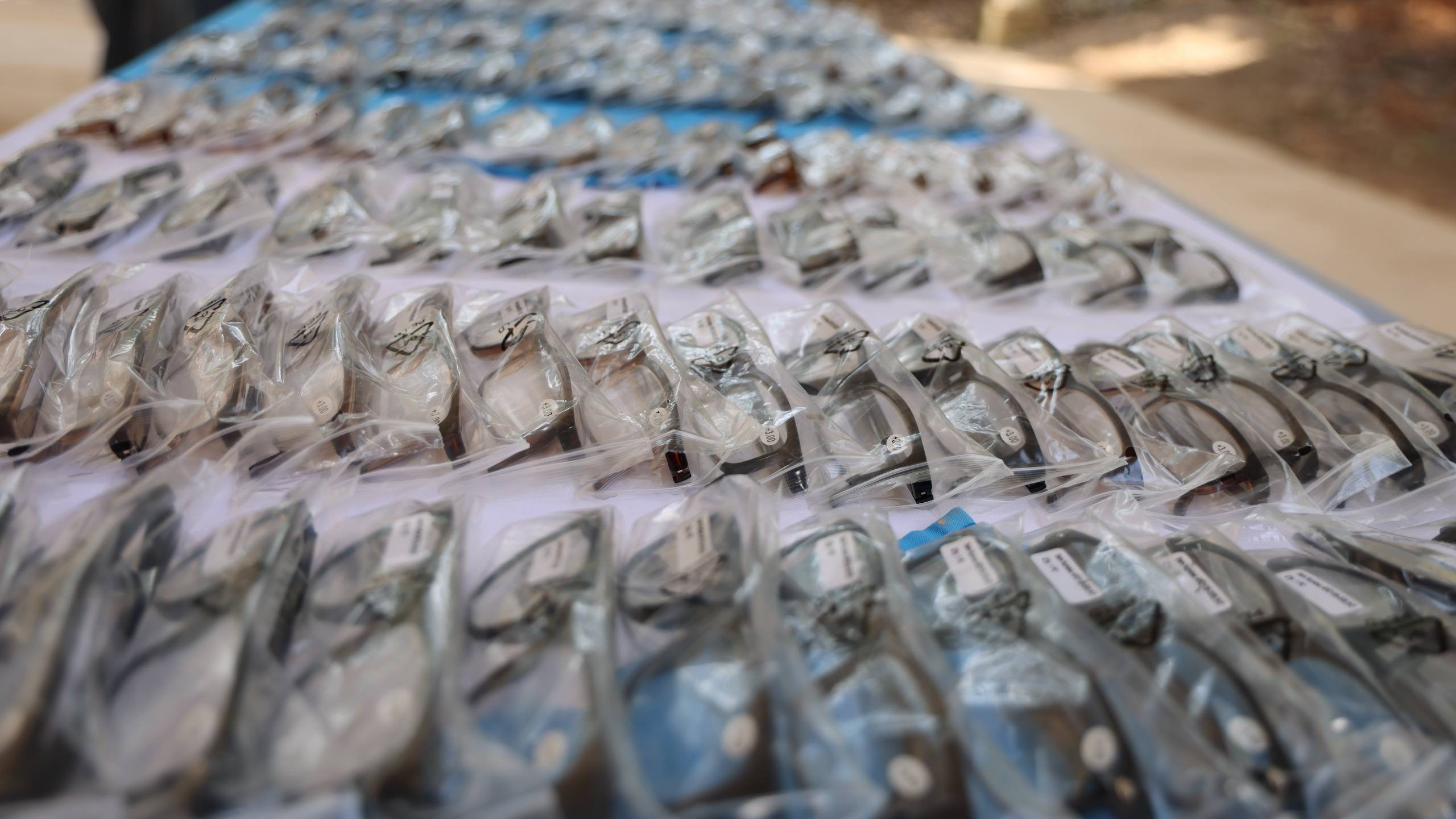 Entrega SEDIF lentes para adultos mayores de Pinal de Amoles