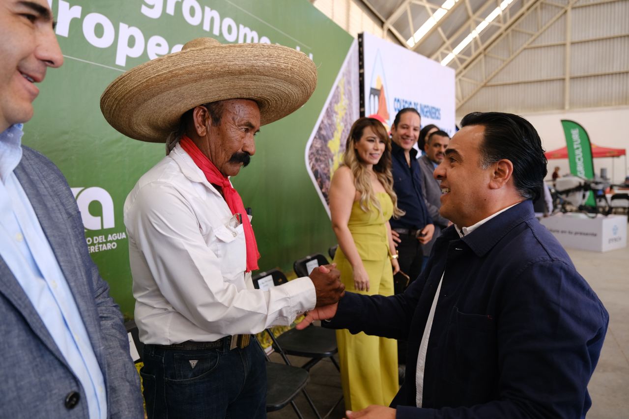 Reconoce Luis Nava labor de agrónomos queretanos