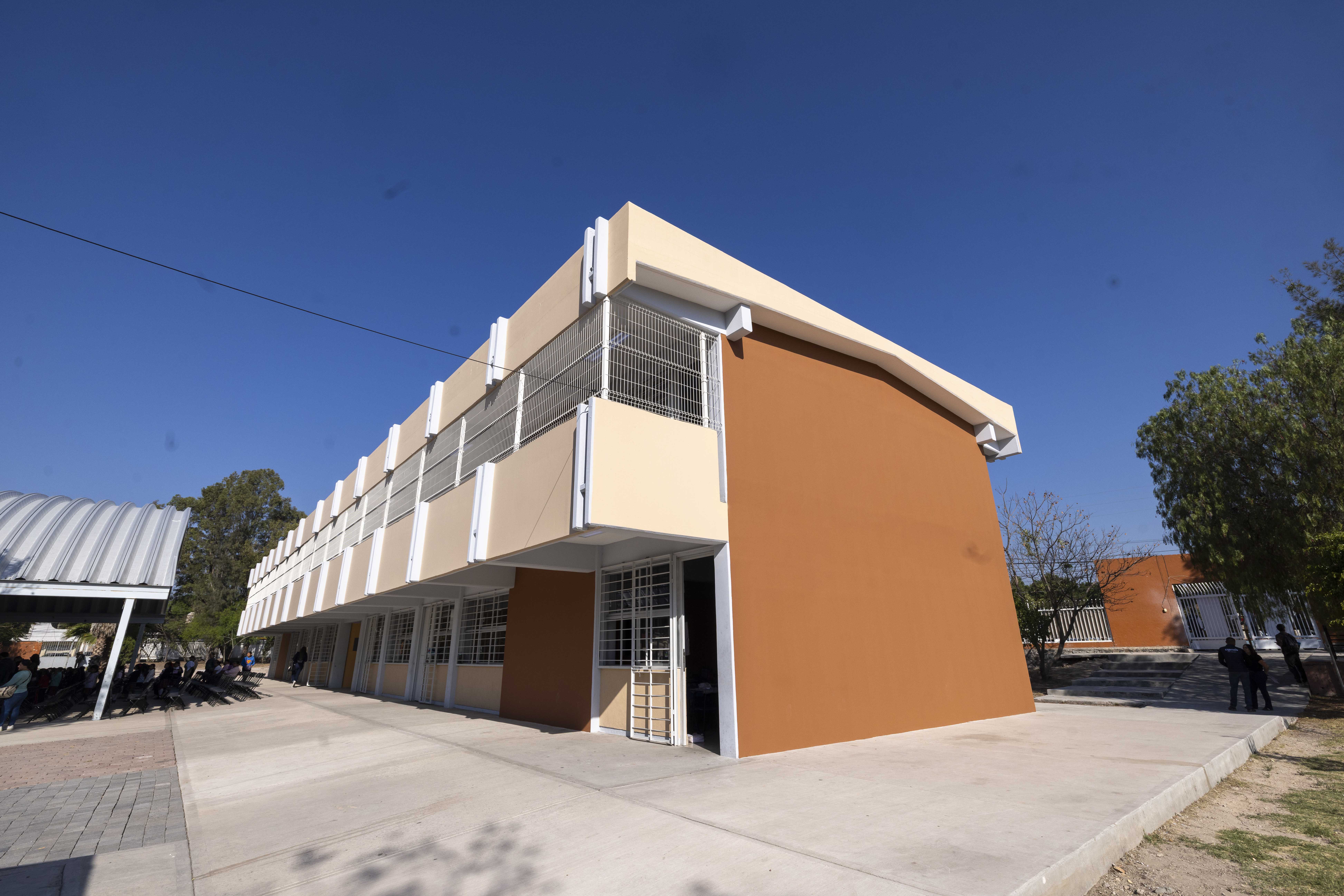 Encabeza Gobernador entrega de aulas en primarias de Jurica Pueblo