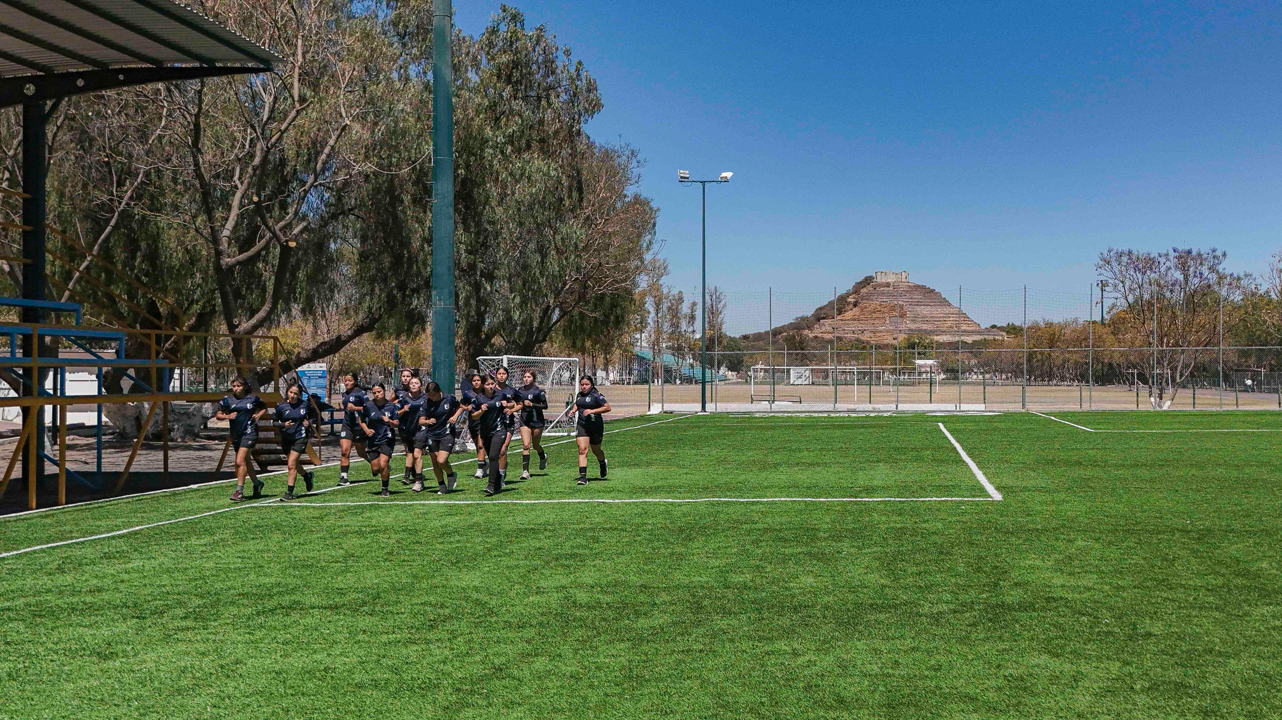 Entregan Chepe y gobernador rehabilitación de cancha de futbol 11 en El Pueblito, Corregidora