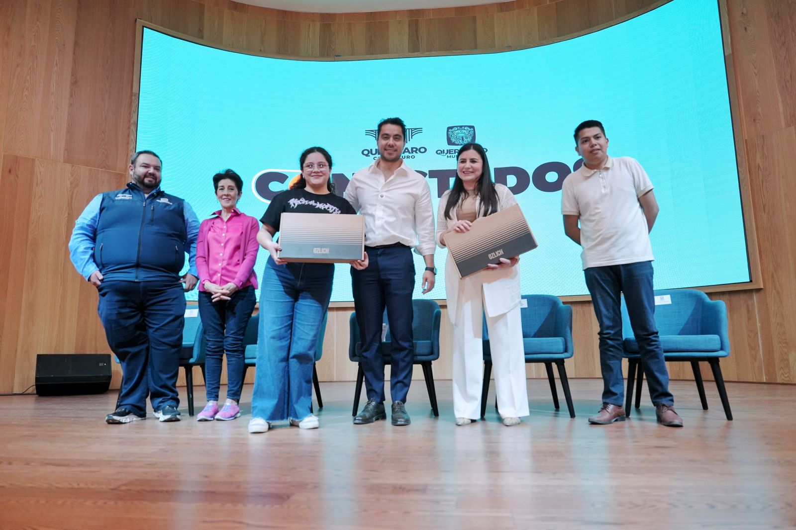 Encabeza Felifer entrega de computadoras portátiles del programa “Conectados”