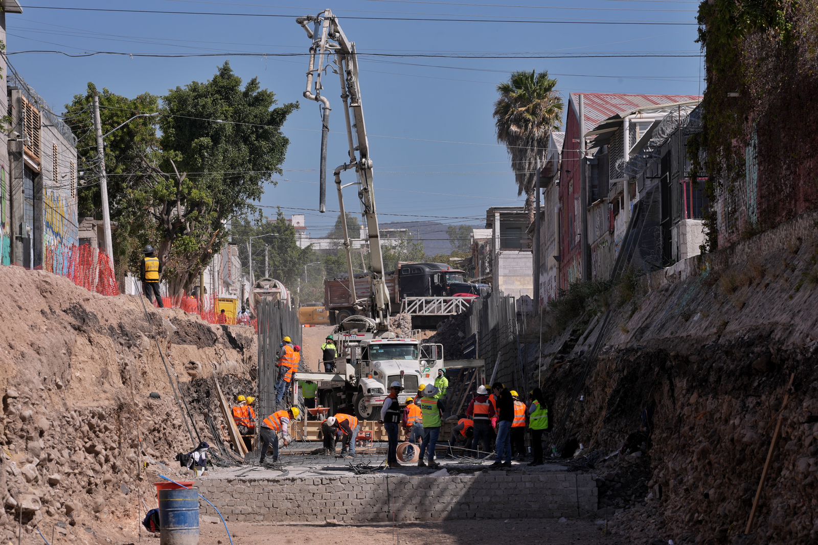 Supervisa Felifer Macías obra hidrosanitaria y pluvial en la calle Obreros