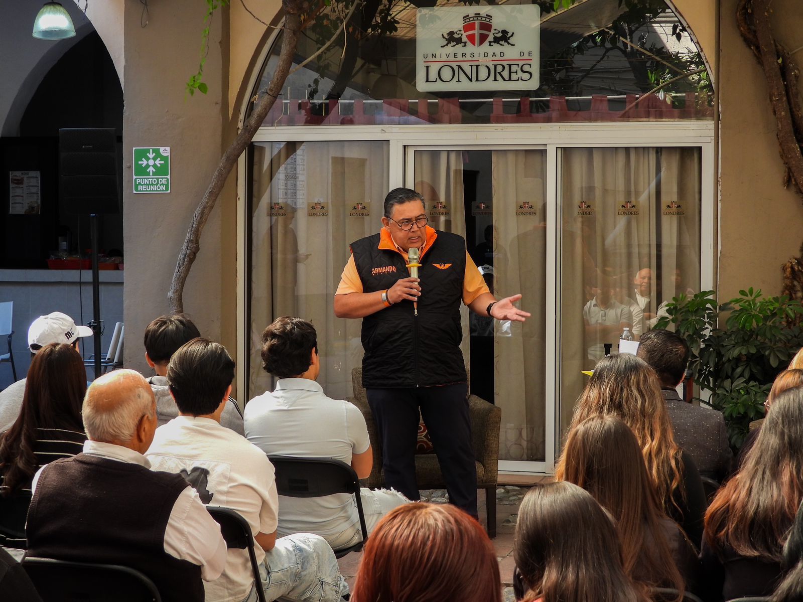 Promueve Armando Rivera agenda juvenil en la Universidad de Londres