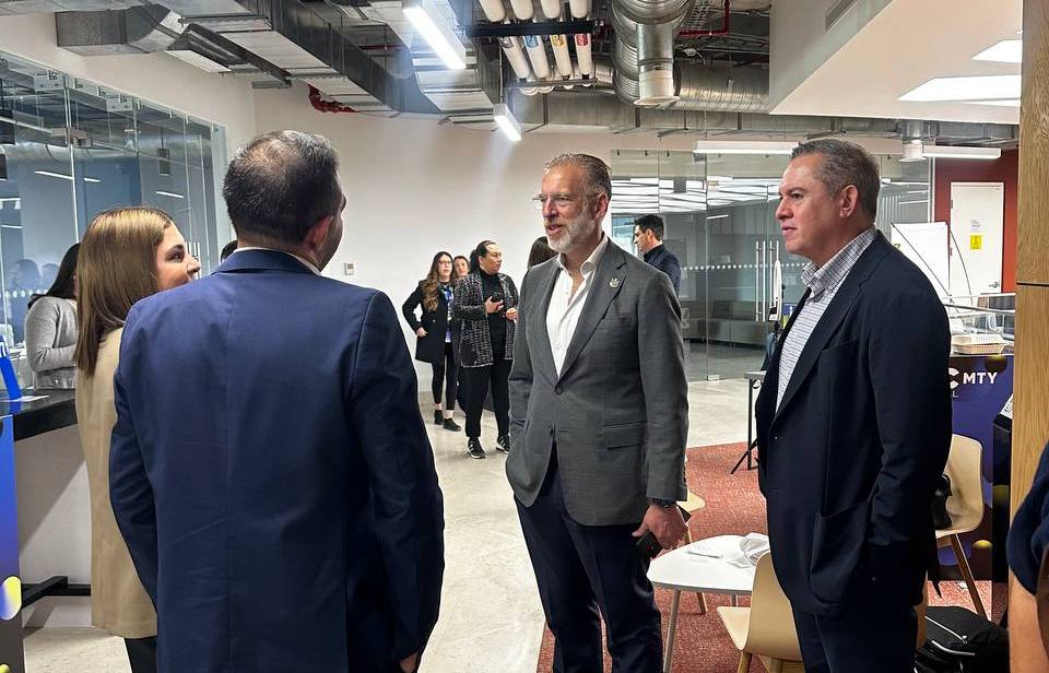 Encabeza Marco Del Prete diálogo con integrantes de la AMSDE